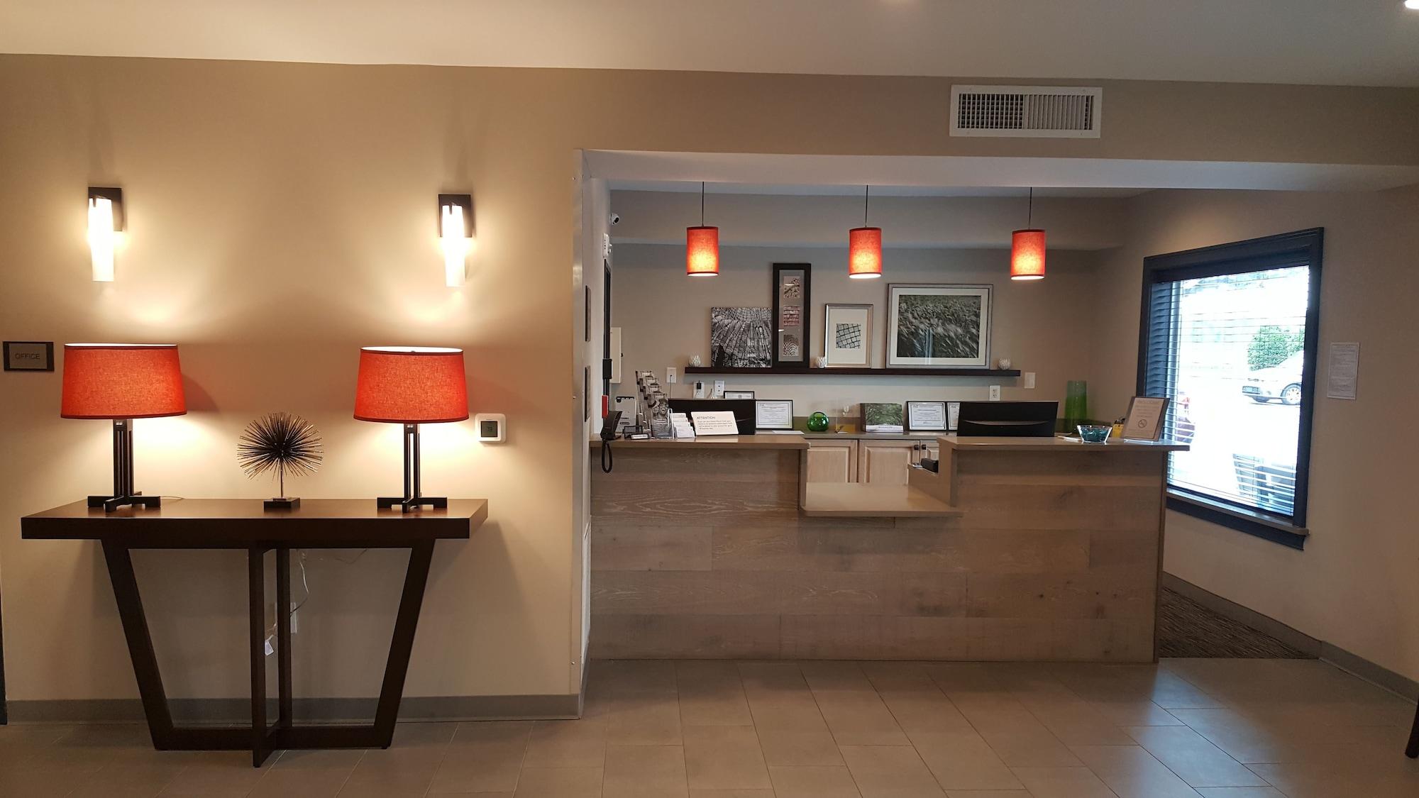 Vista Lobby Country Inn & Suites by Radisson, Savannah Midtown, GA