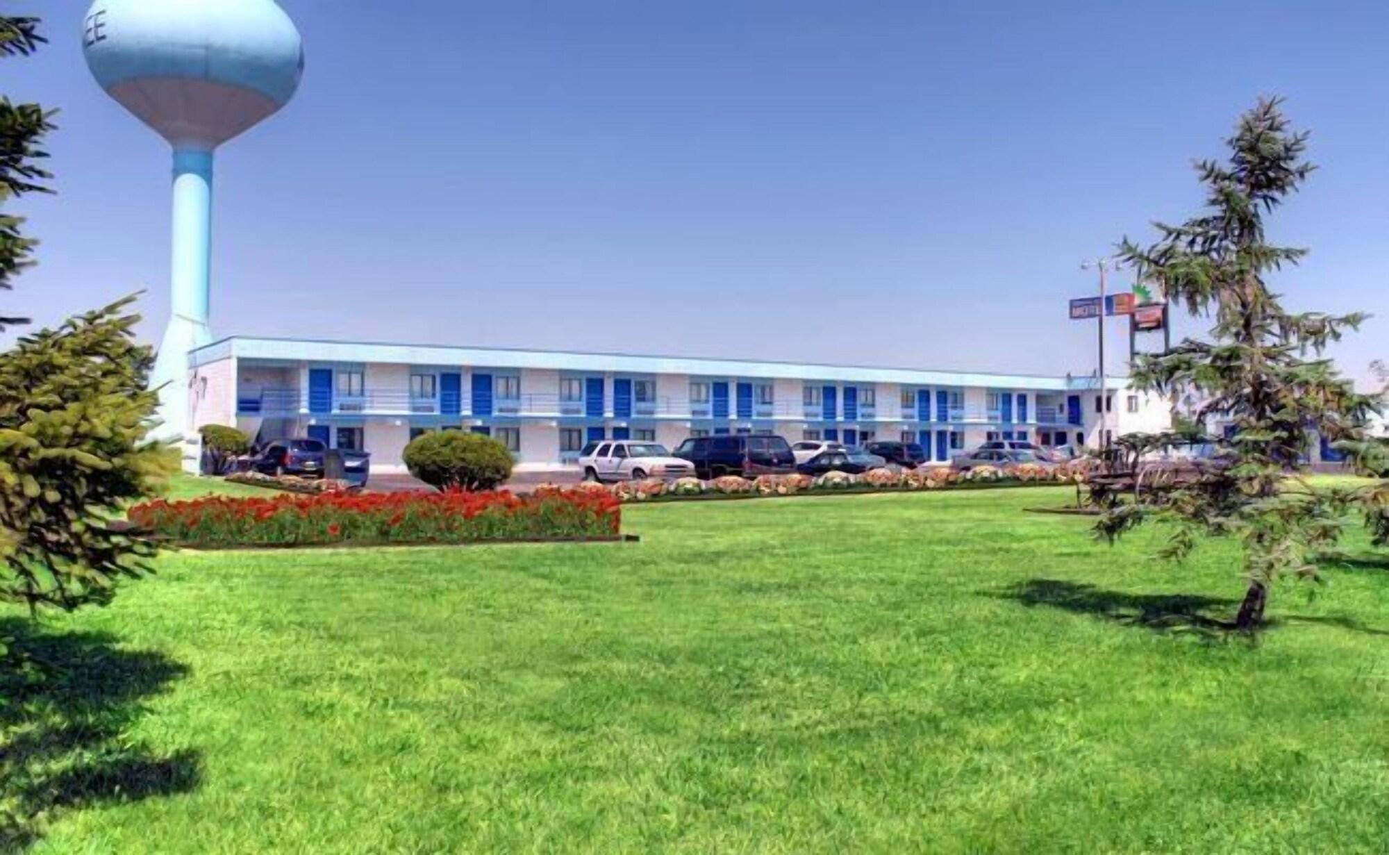 Varios Country Host Motel