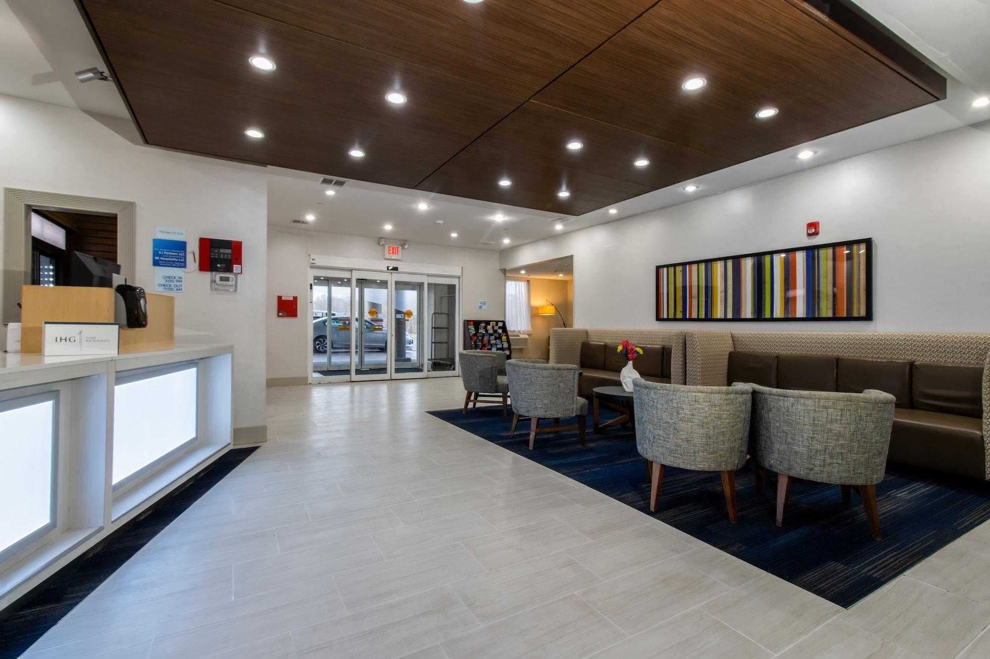 Vista Lobby Holiday Inn Express Hotel & Suites Swansea by IHG