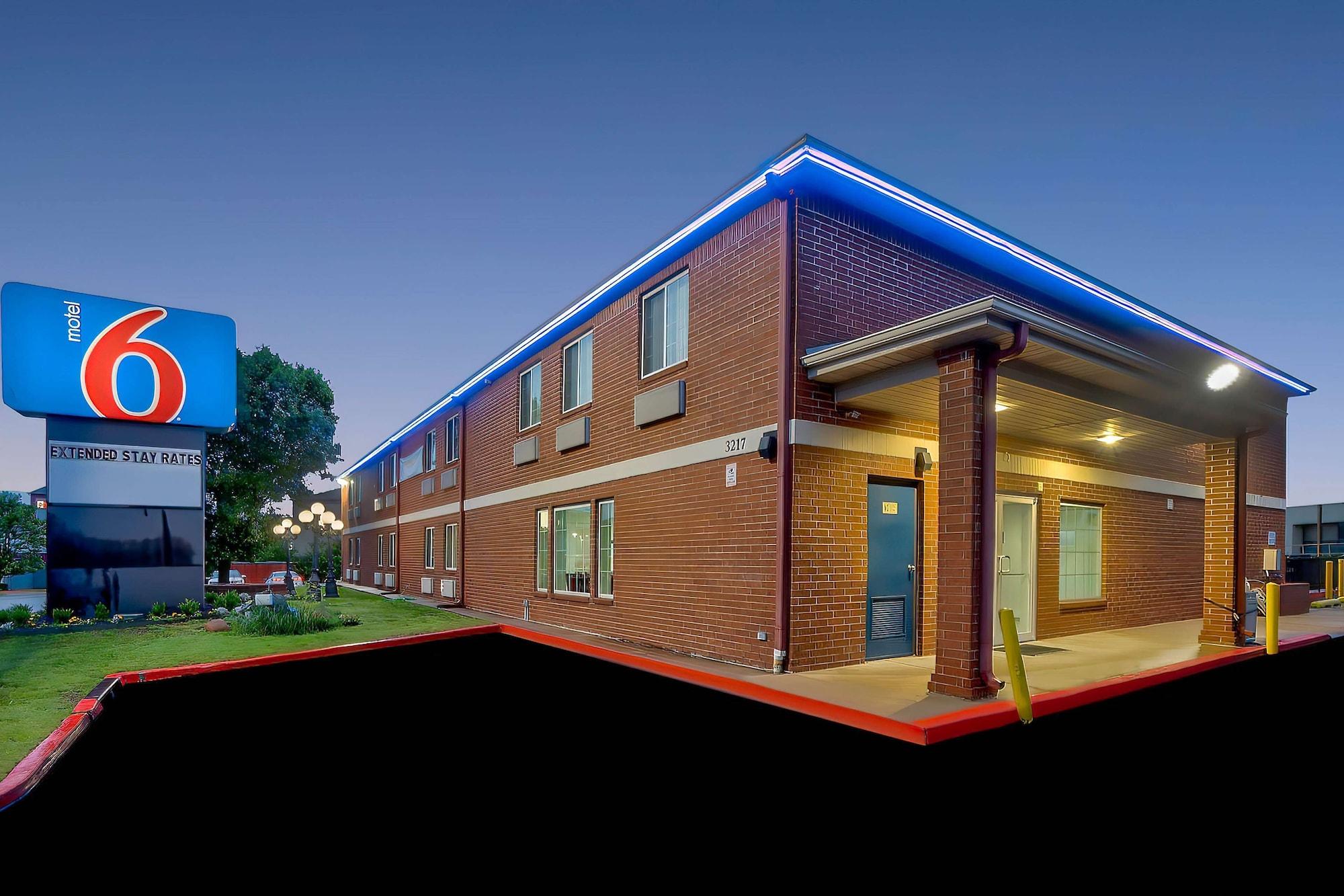 Vista Exterior Motel 6 Tulsa, OK - CENTRAL