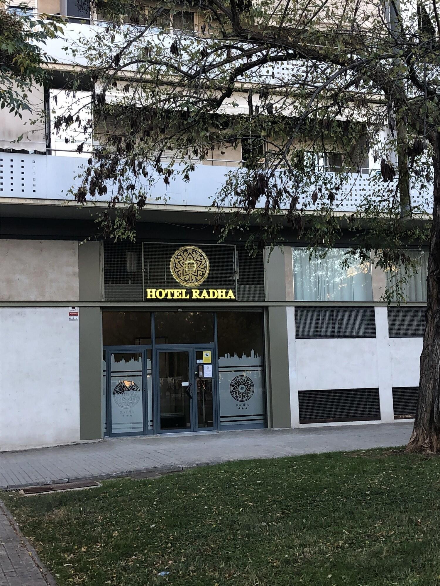 Vista Exterior Hotel Radha