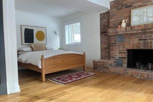 Alquiler Vacacional - 200 year-old modern log cabin on 40 acres with hot tub & nearby ski hill