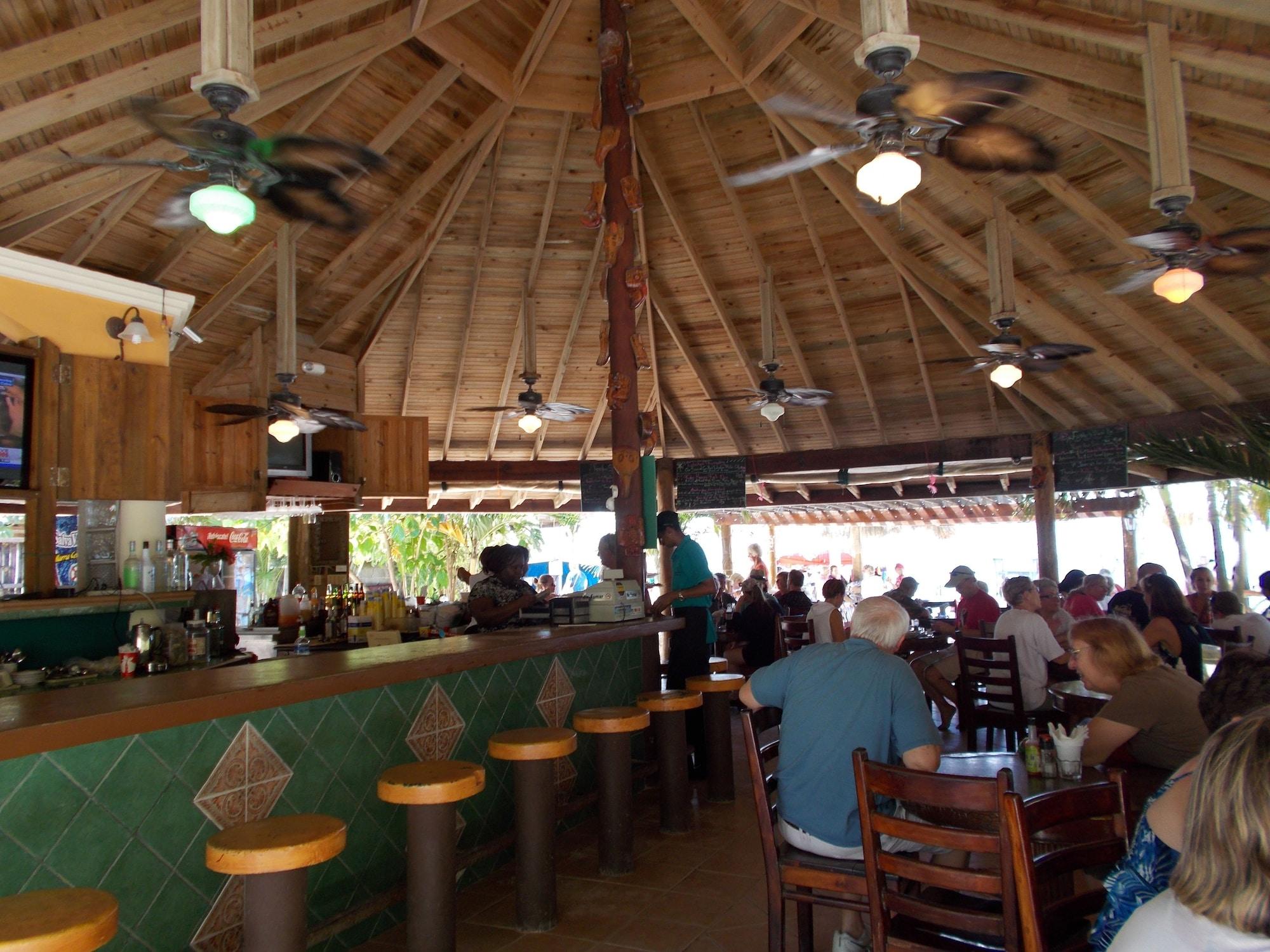 Restaurant Foster's West Bay Resort