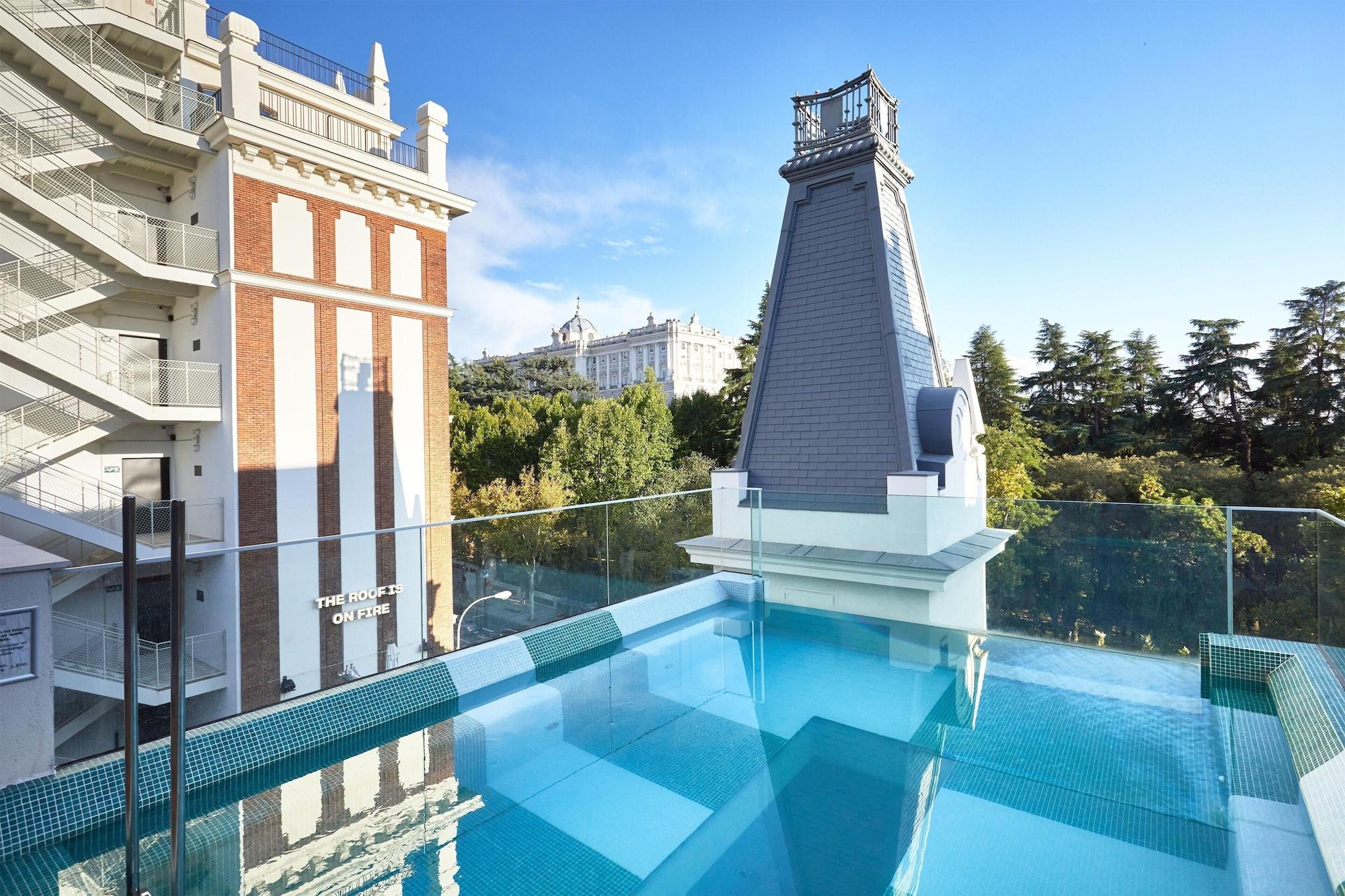 Vista Piscina The Social Hub Madrid 4 star