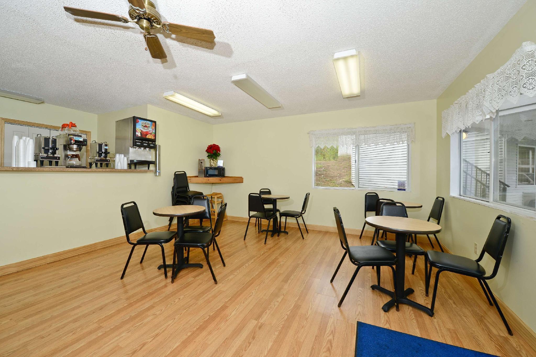 Vista Exterior Americas Best Value Inn St. Ignace