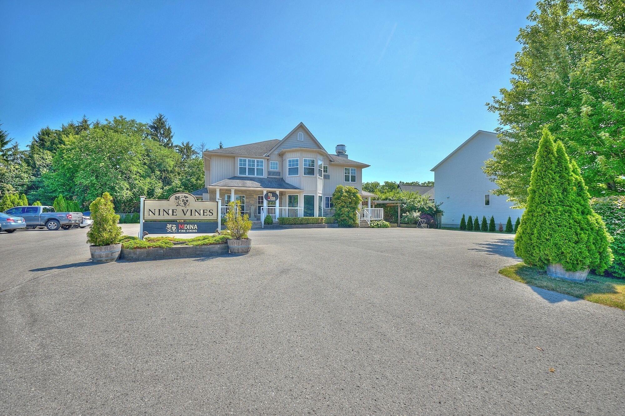 Varios Nine Vines Hotel