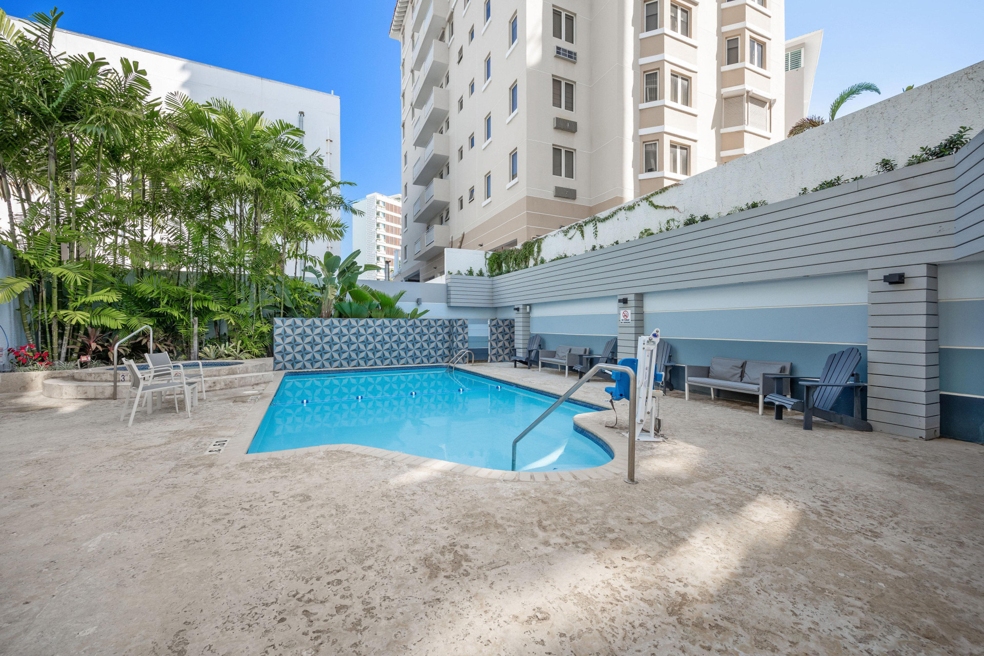 Vista Piscina Holiday Inn Express San Juan Condado by IHG