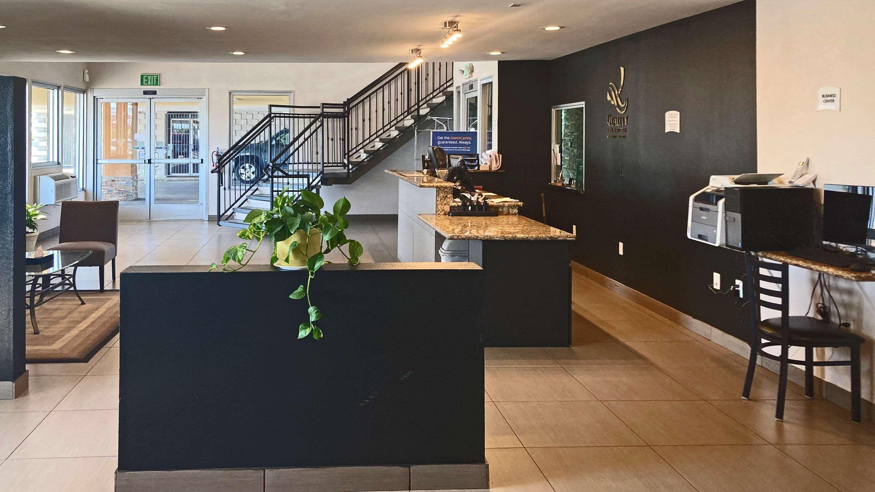 Vista Lobby Quality Inn & Suites near Downtown Bakersfield