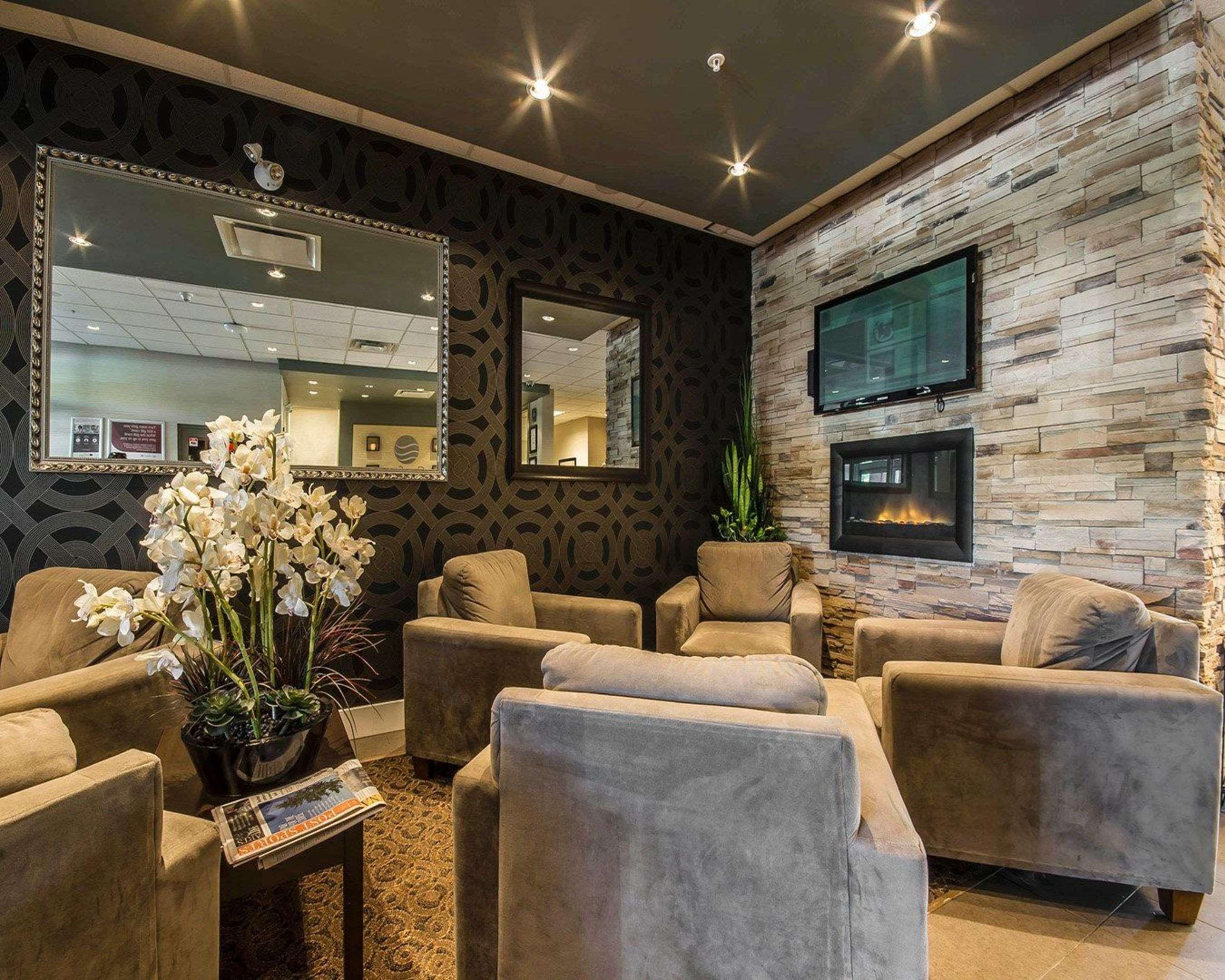 Vista Lobby Comfort Inn & Suites Surrey