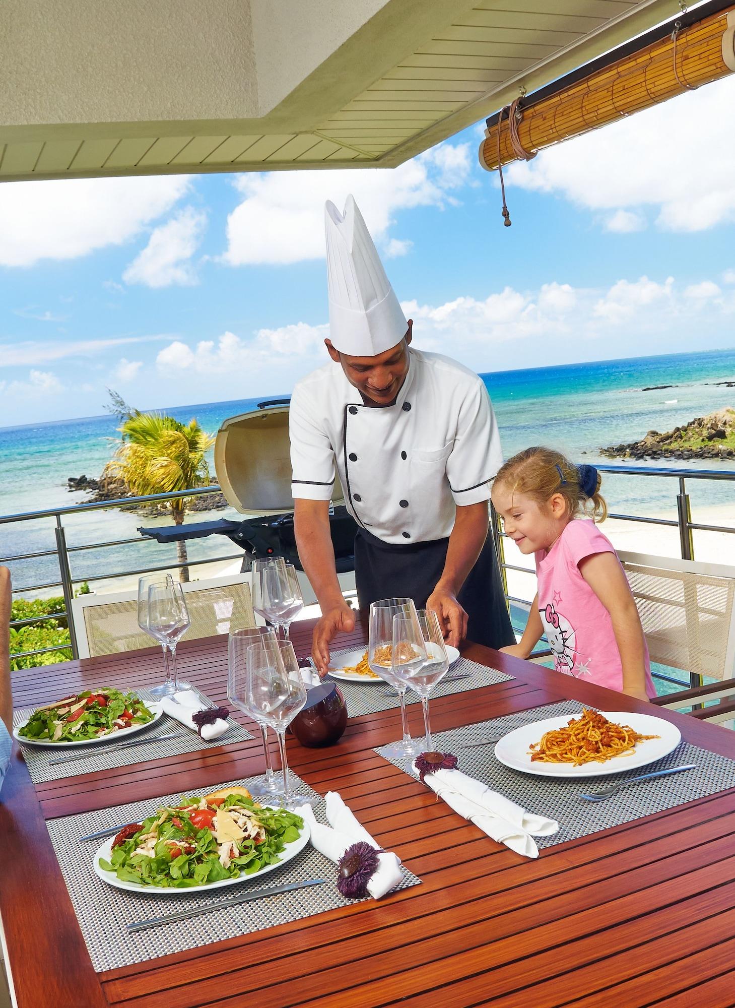 Restaurant Bon Azur Beachfront Suites & Penthouses with LOV