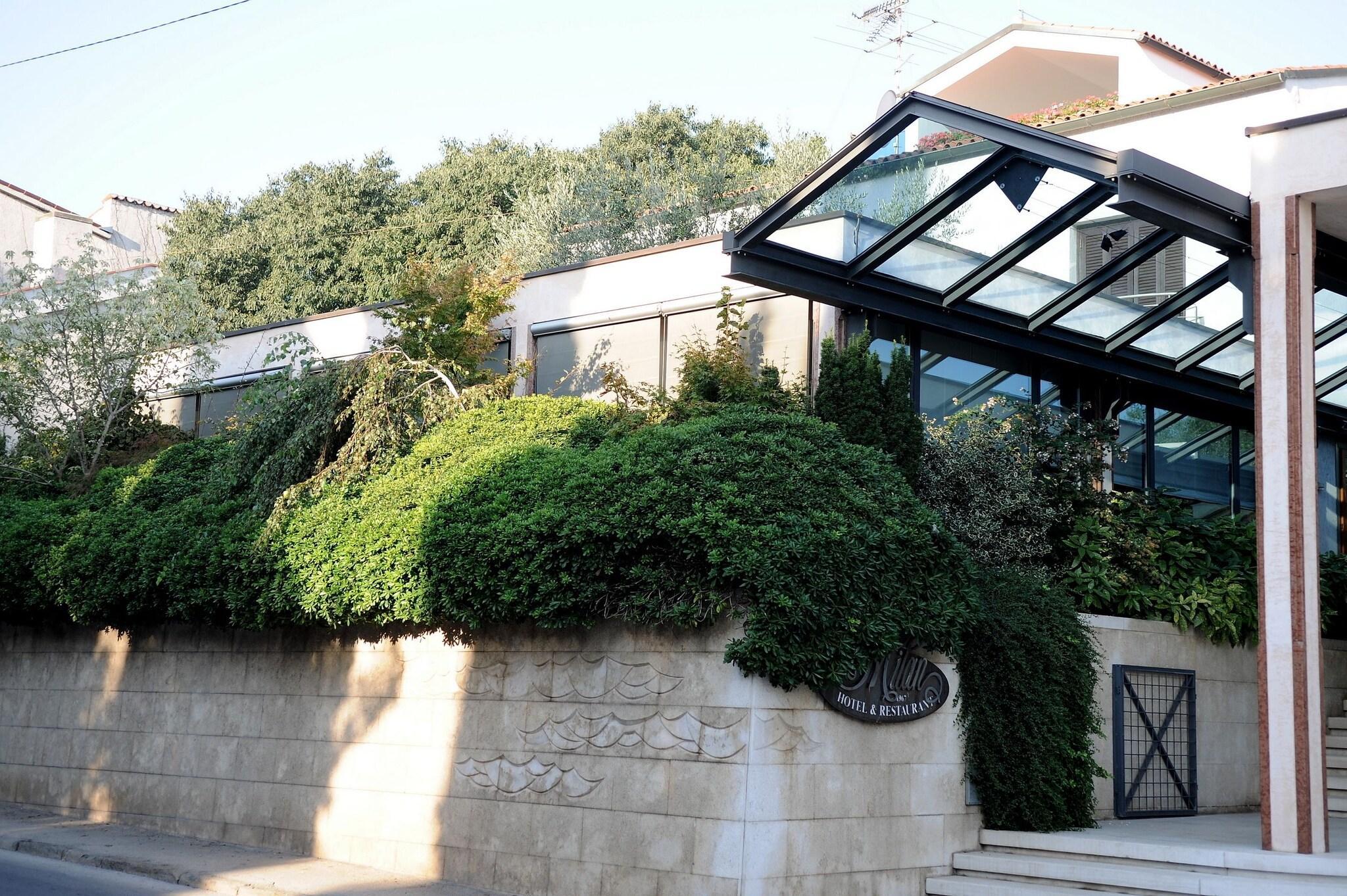 Vista Exterior Hotel & Restaurant Milan