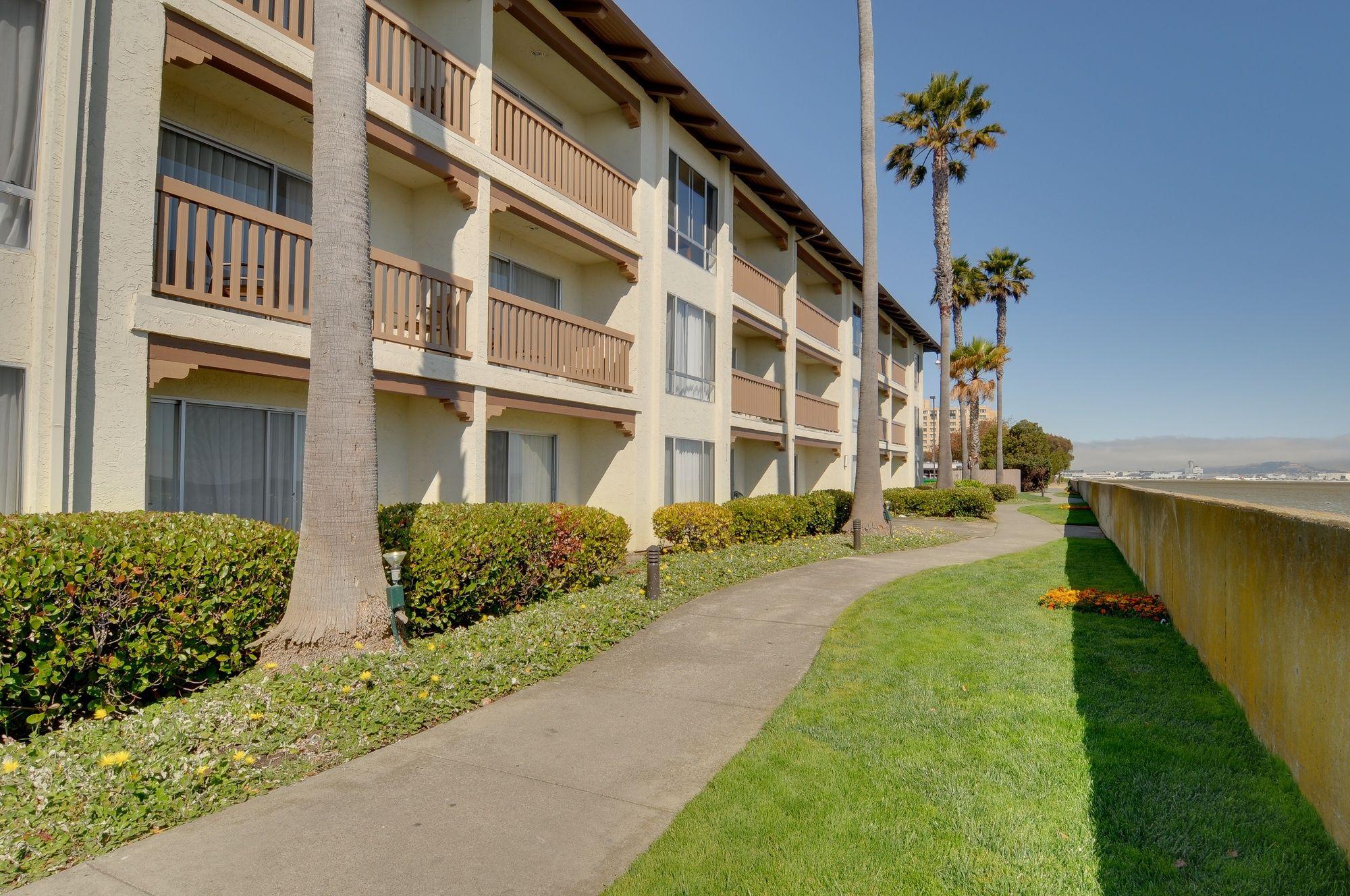 Vista Exterior Vagabond Inn Executive San Francisco Airport