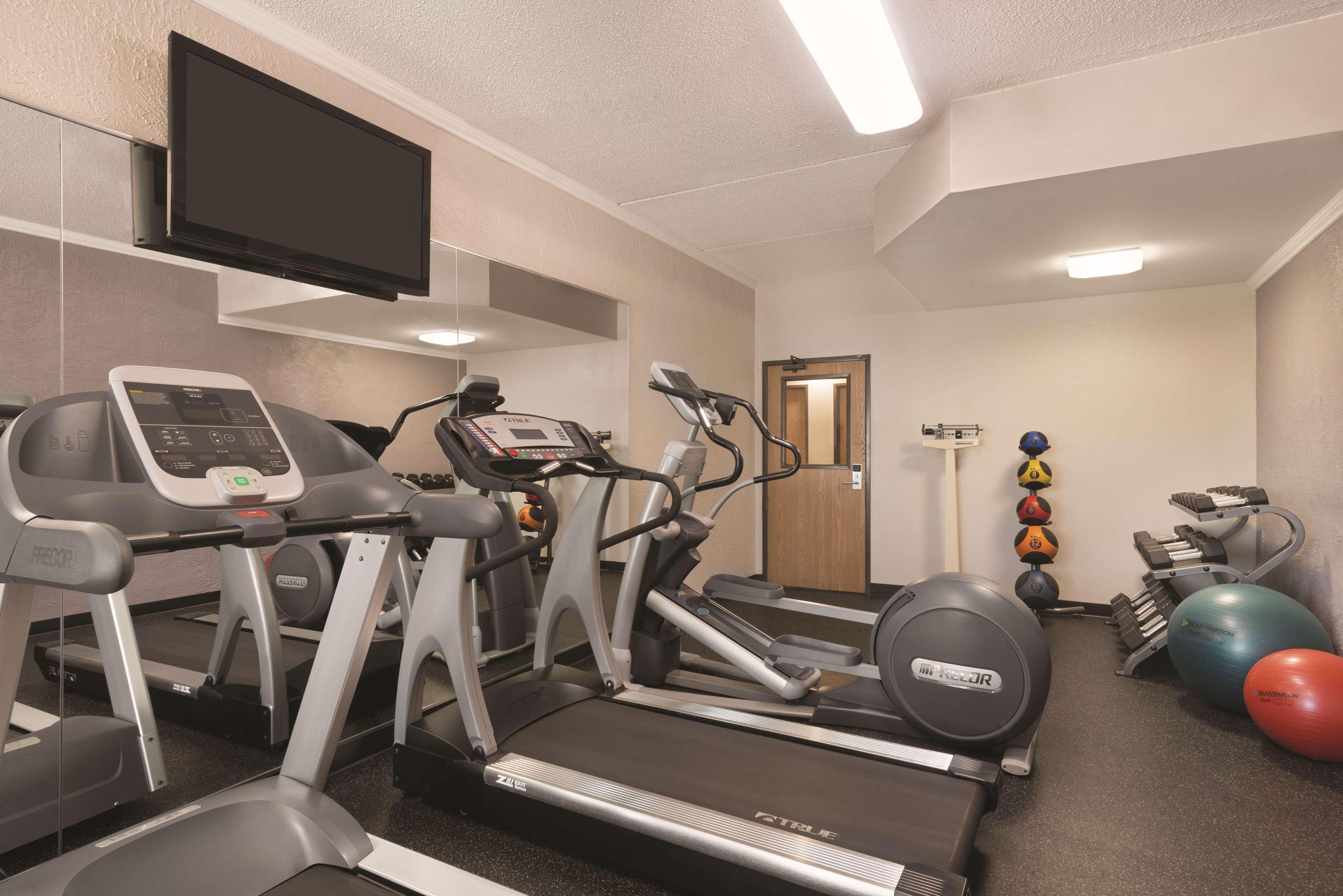 Gimnasio Country Inn & Suites by Radisson, Mt. Pleasant-Racine West, WI