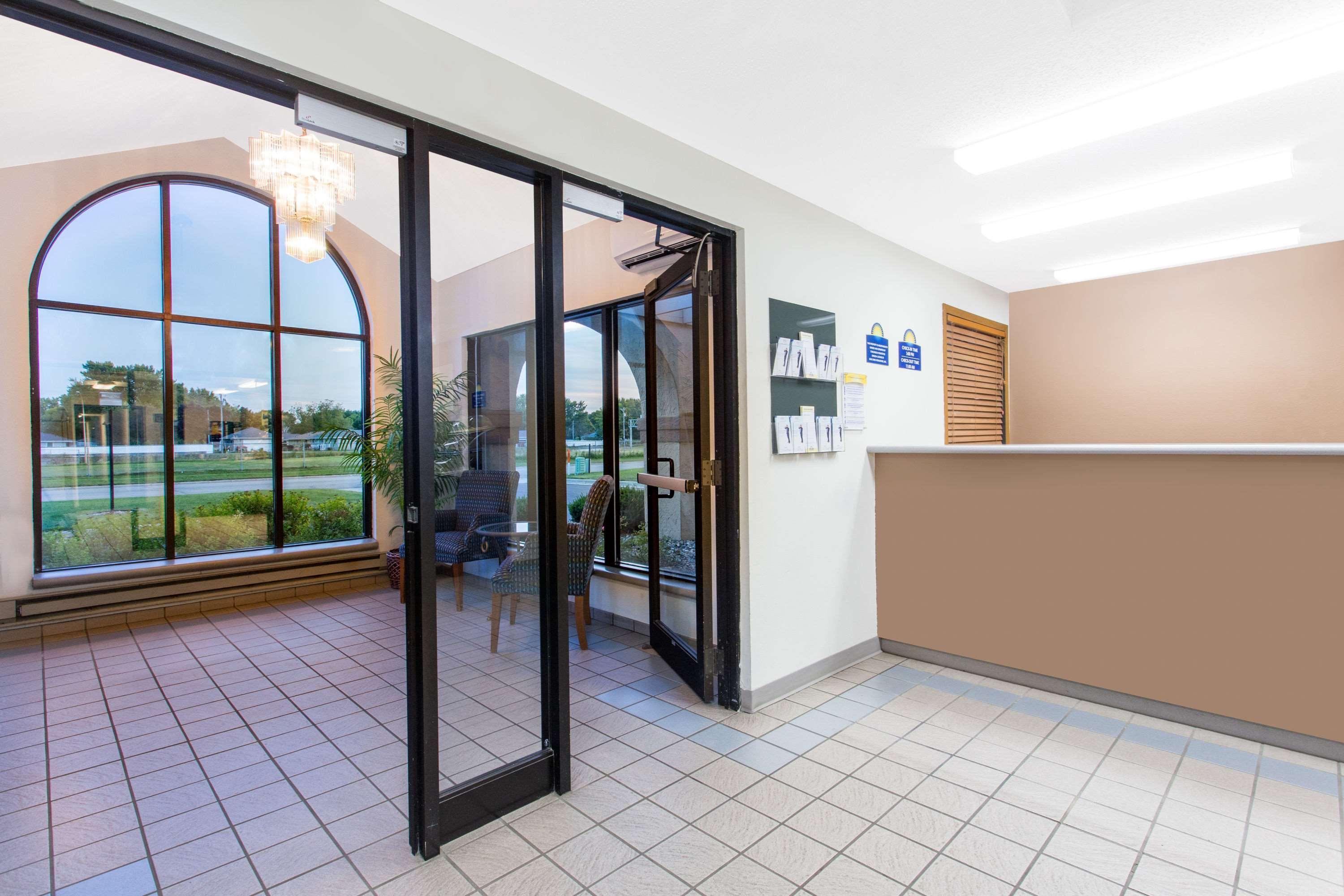Vista Lobby Days Inn By Wyndham Austin