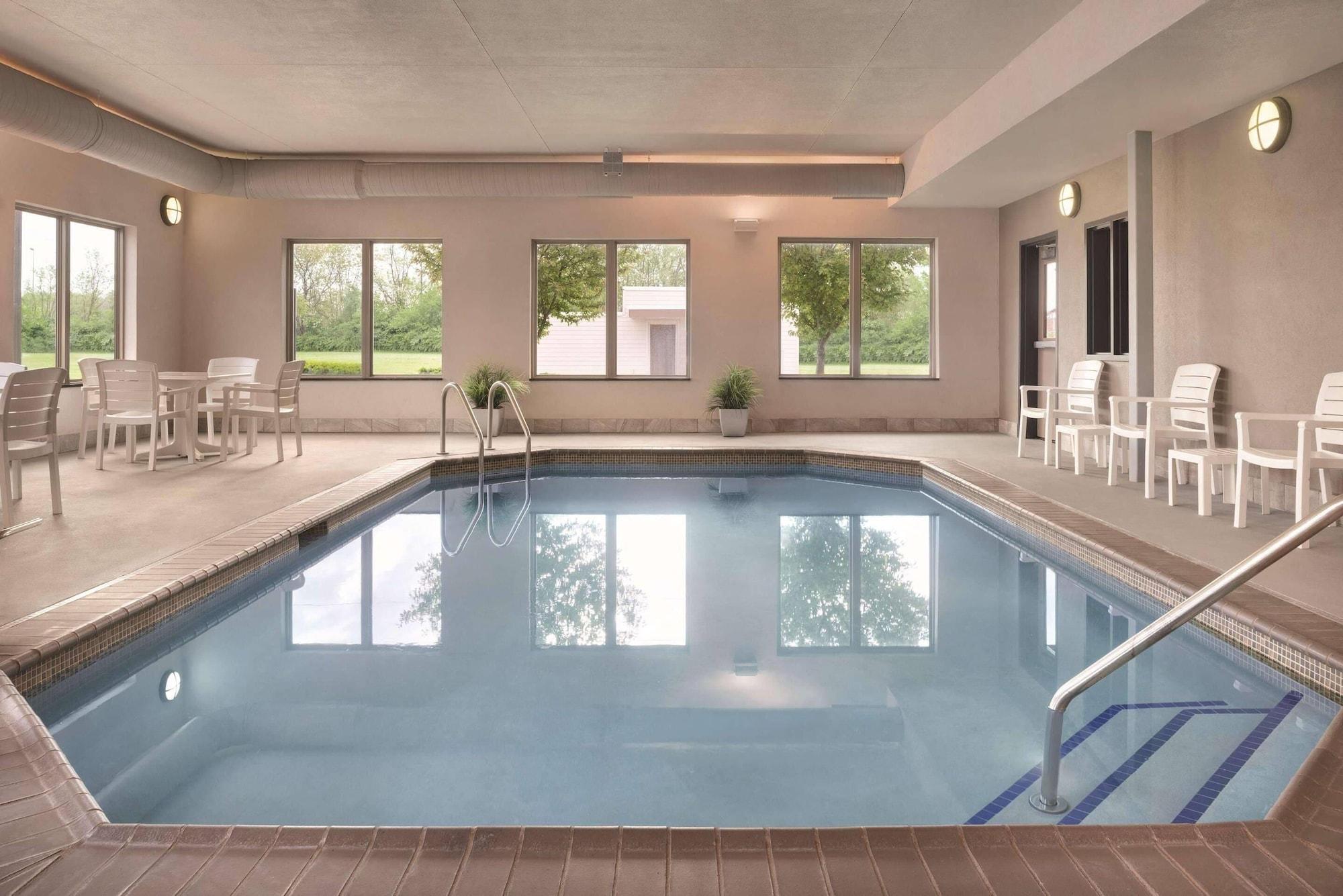 Vista Piscina Country Inn & Suites by Radisson, Springfield Southeast