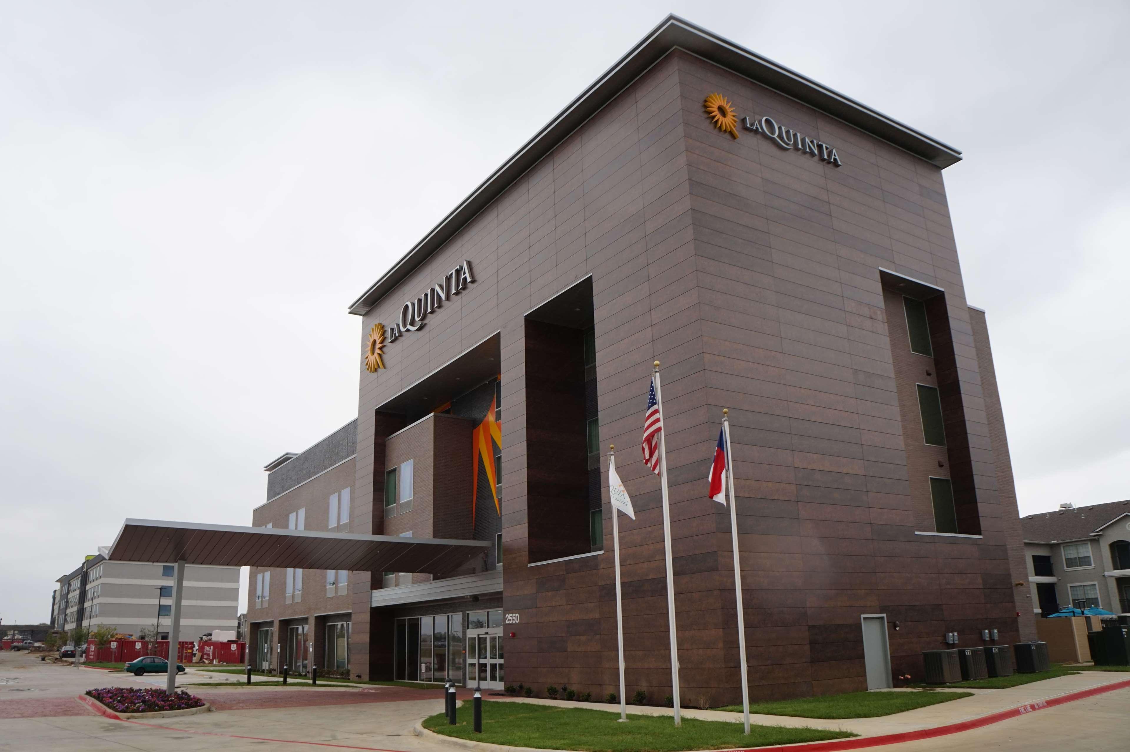 Vista Exterior La Quinta Inn & Suites by Wyndham DFW West-Glade Parks
