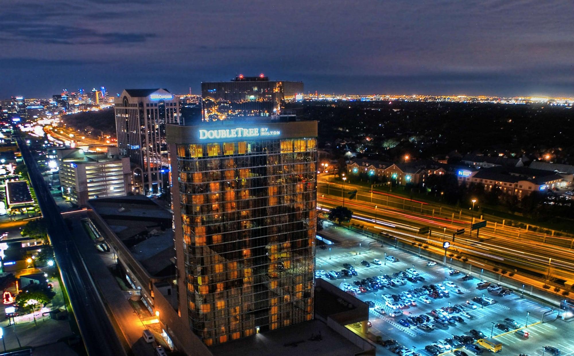 Vista Exterior DoubleTree by Hilton Dallas - Campbell Centre