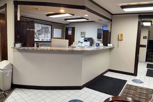 Alojamiento - Right off the Interstate, American style Restaurant/Bar Next door & Great Rates!