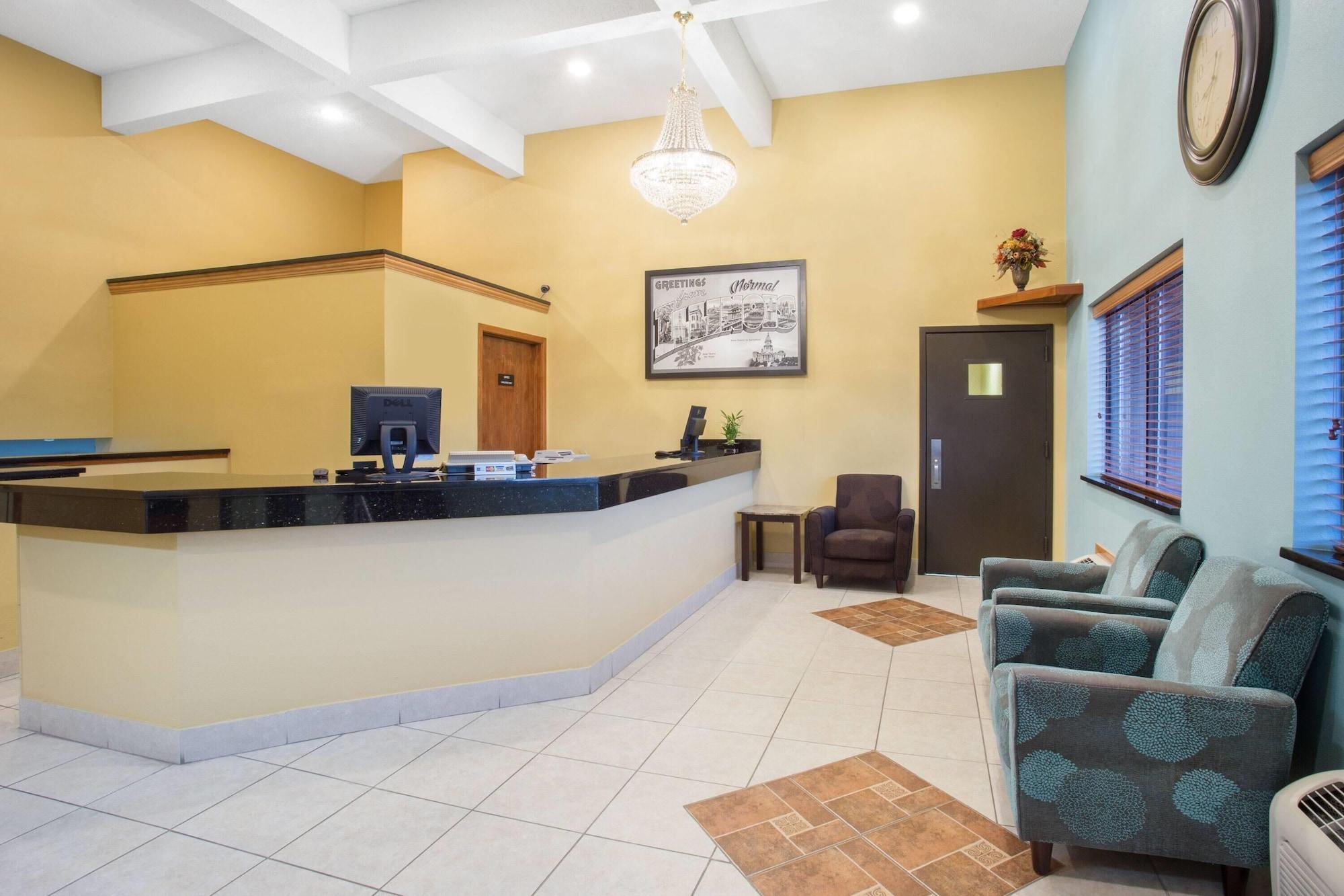 Vista Lobby Super 8 by Wyndham Normal Bloomington