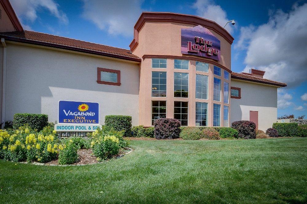 Vista Exterior The Lodge at Rolling Hills Casino