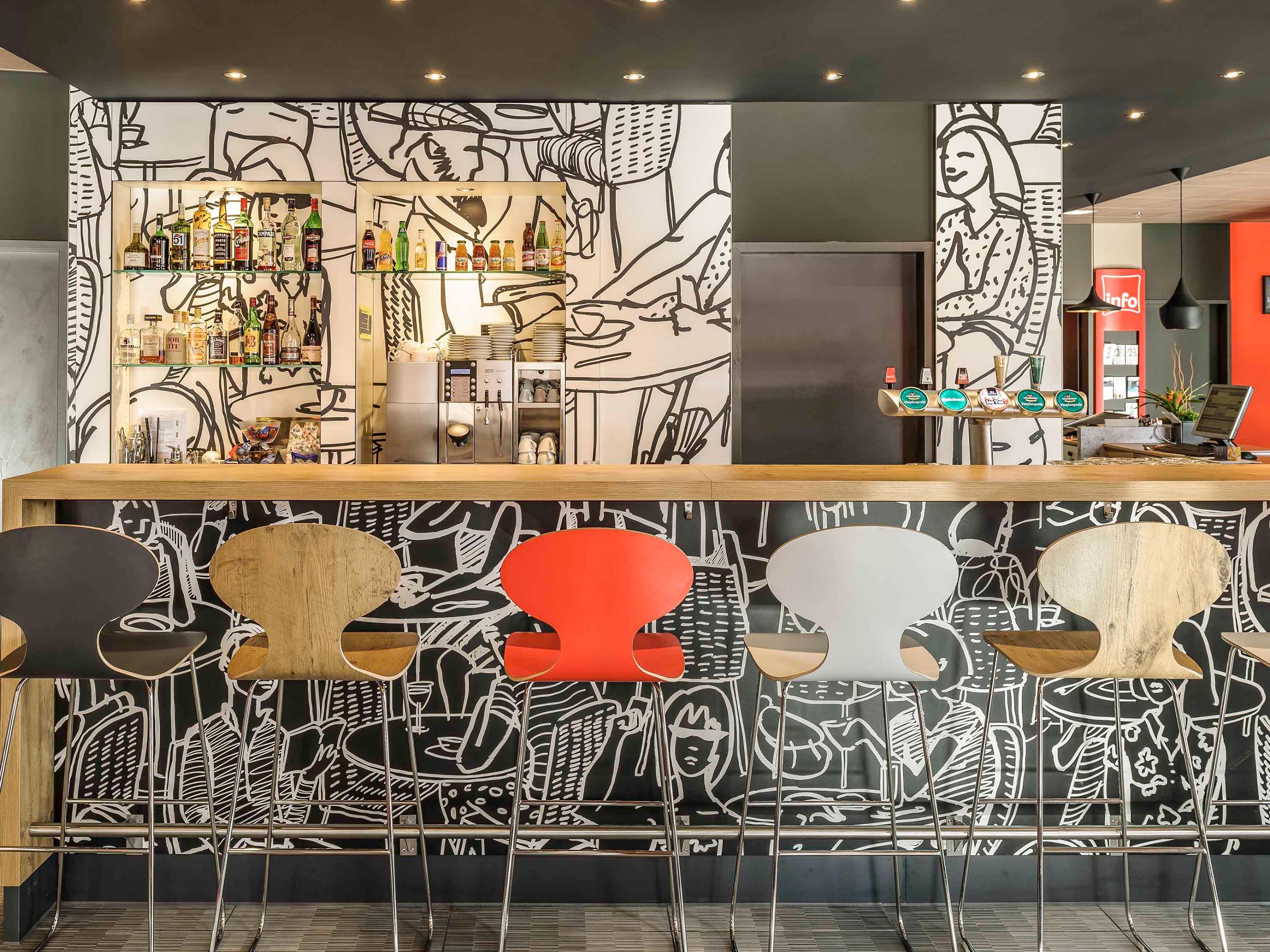 Bar/Salón ibis Bern Expo