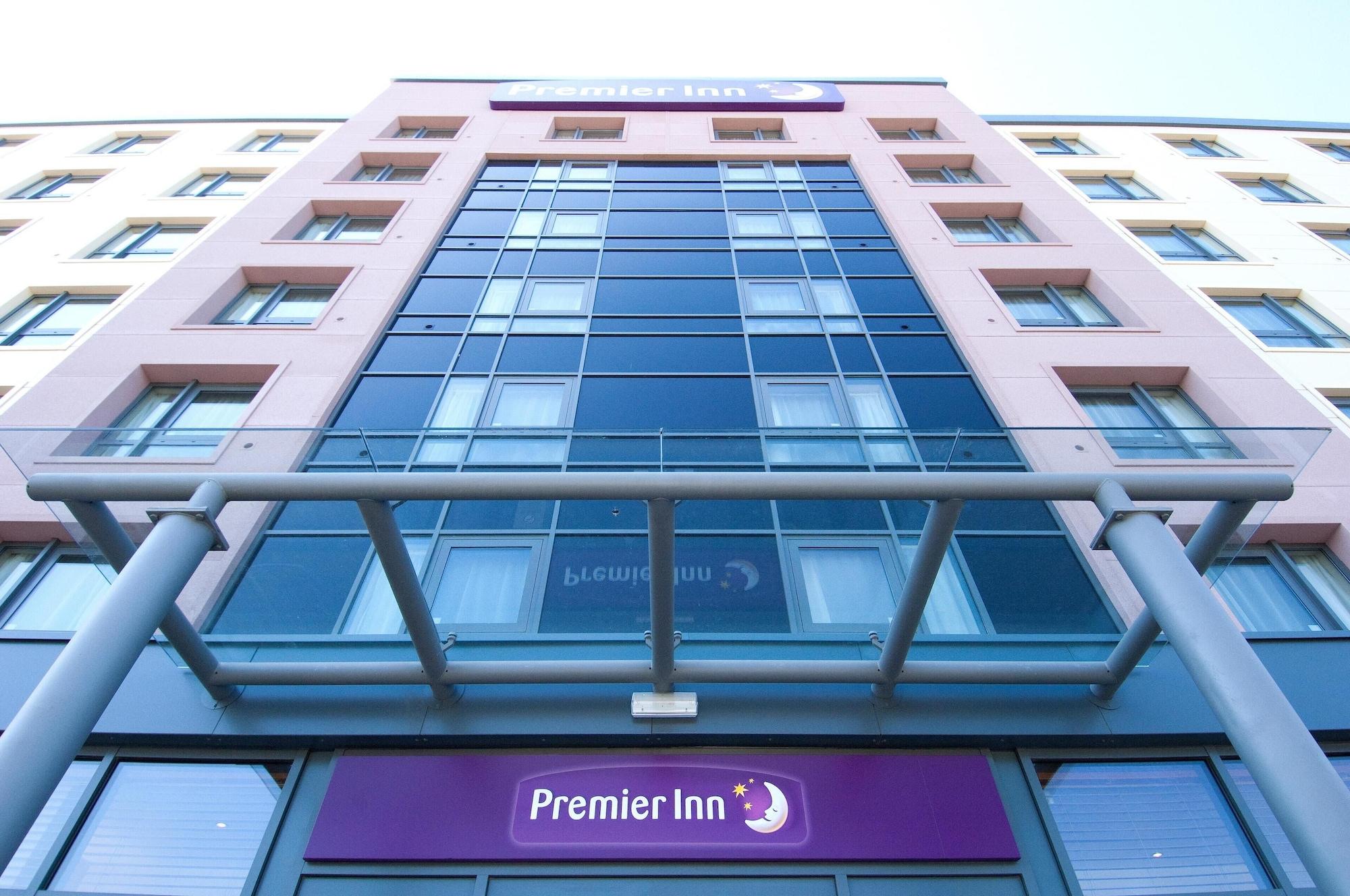 Vista Exterior Premier Inn London Gatwick Manor Royal