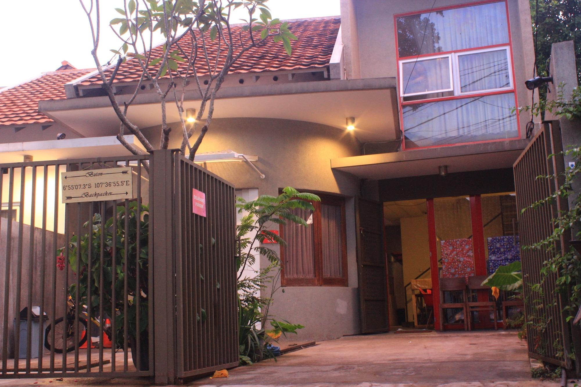 Varios Buton Backpaker Lodge - Hostel