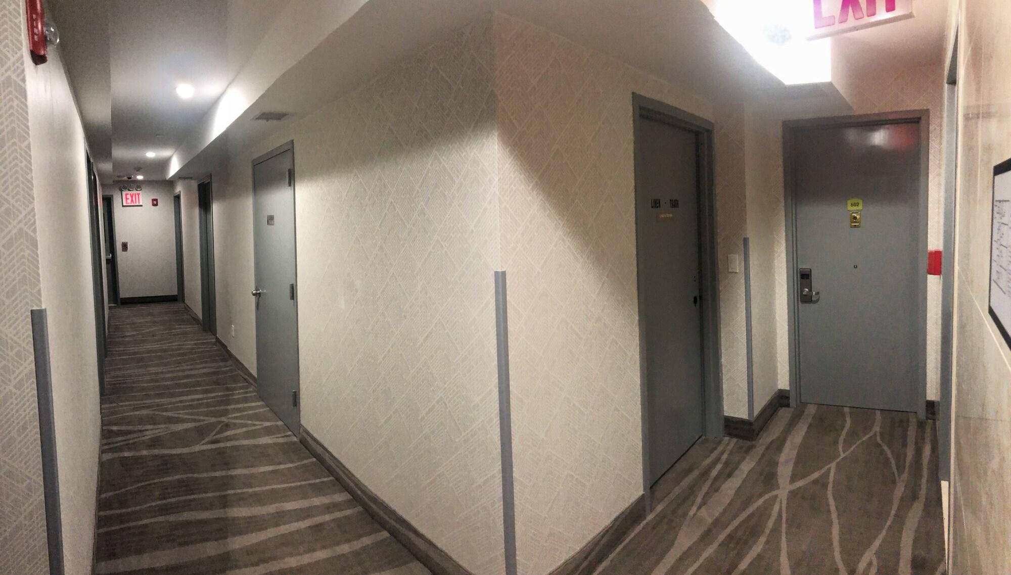 Varios Elmhurst Hotel