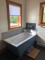 Arriendo temporal - Mystic Beach Vacation Home-Oceanview modern timberframe with hot tub
