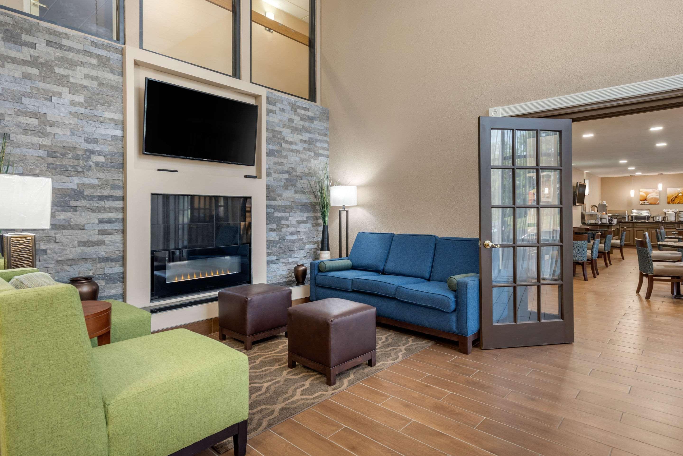 Vista Lobby Comfort Inn South
