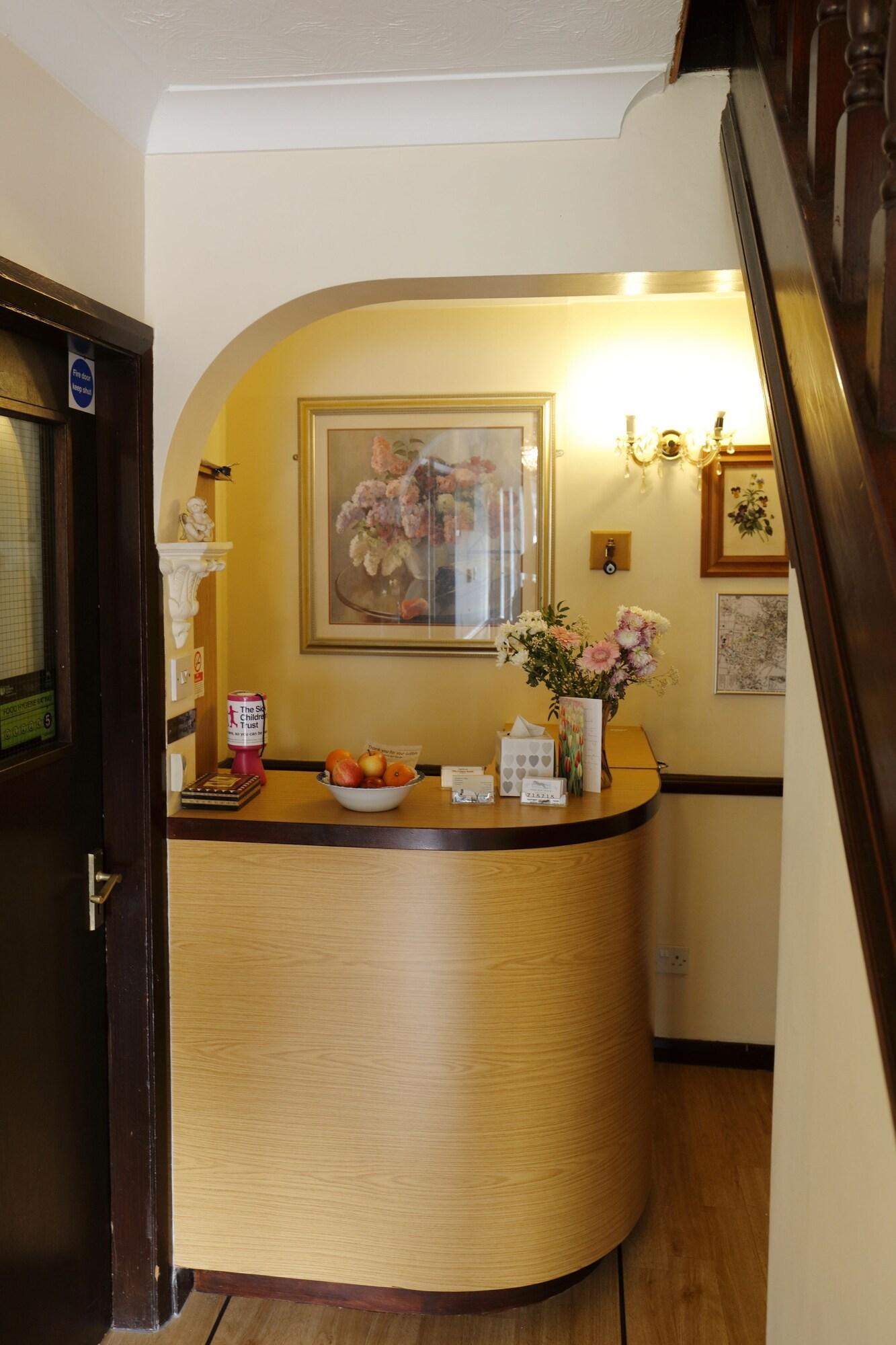Varios Aylesbray Lodge