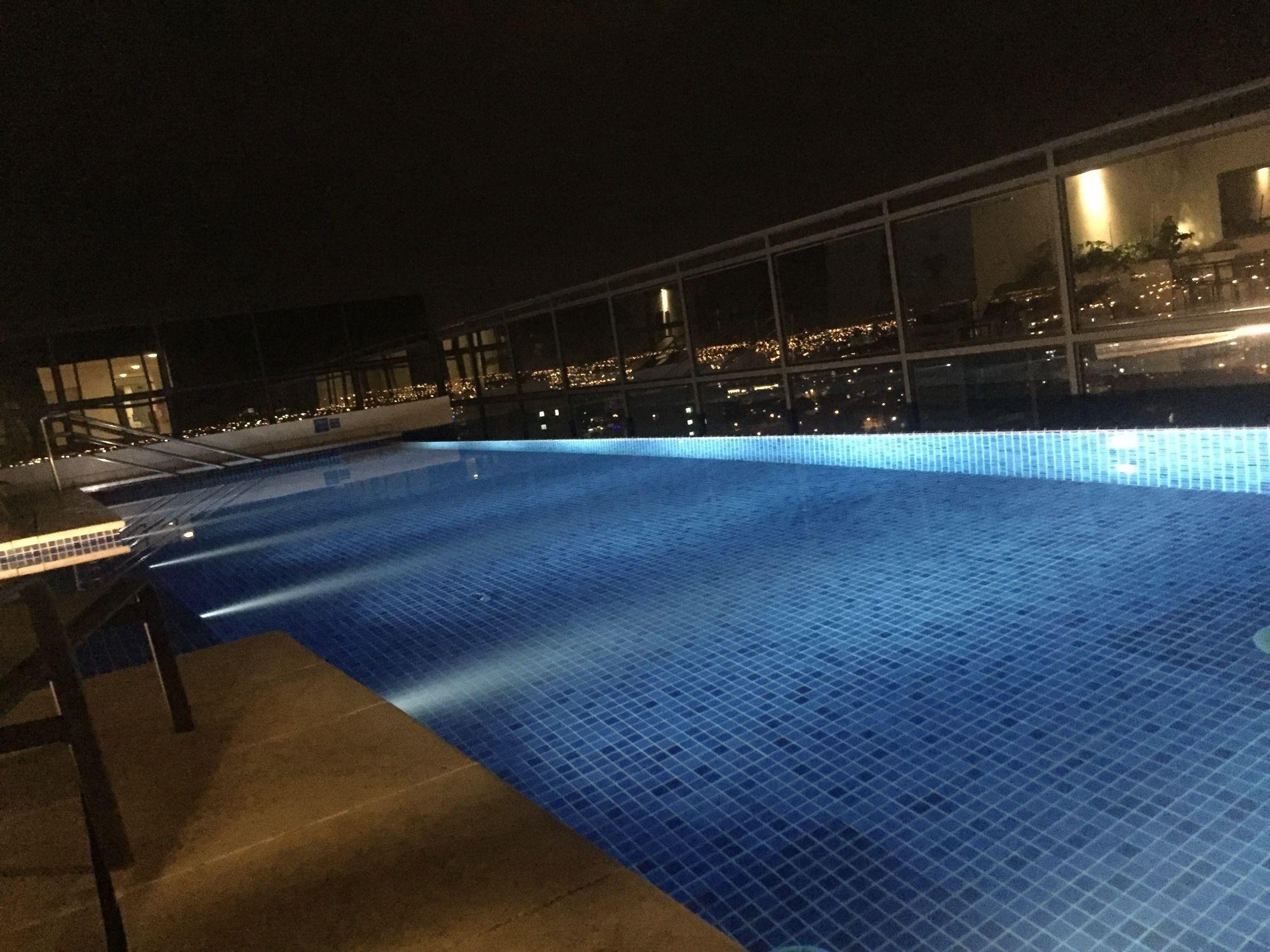 Vista da piscina TRYP by Wyndham Ribeirão Preto