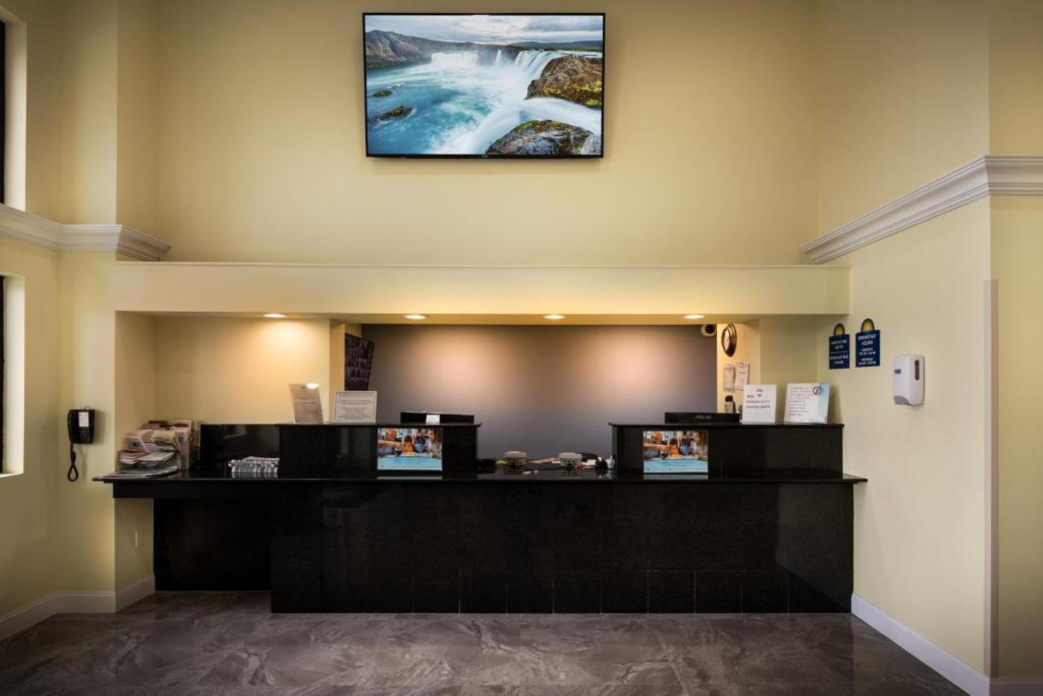 Vista Lobby Days Inn by Wyndham Wayne