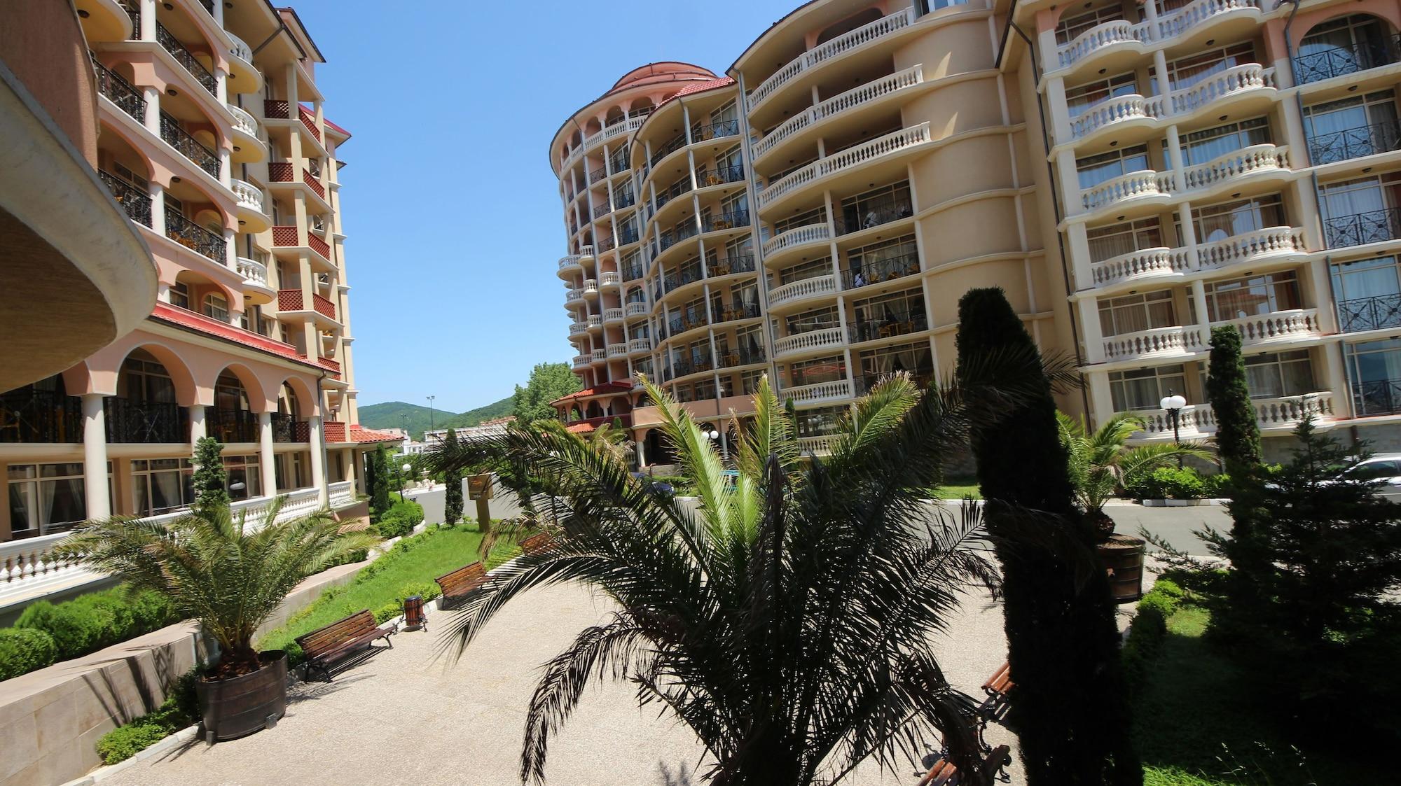 Vista Exterior Menada Atrium Apartments