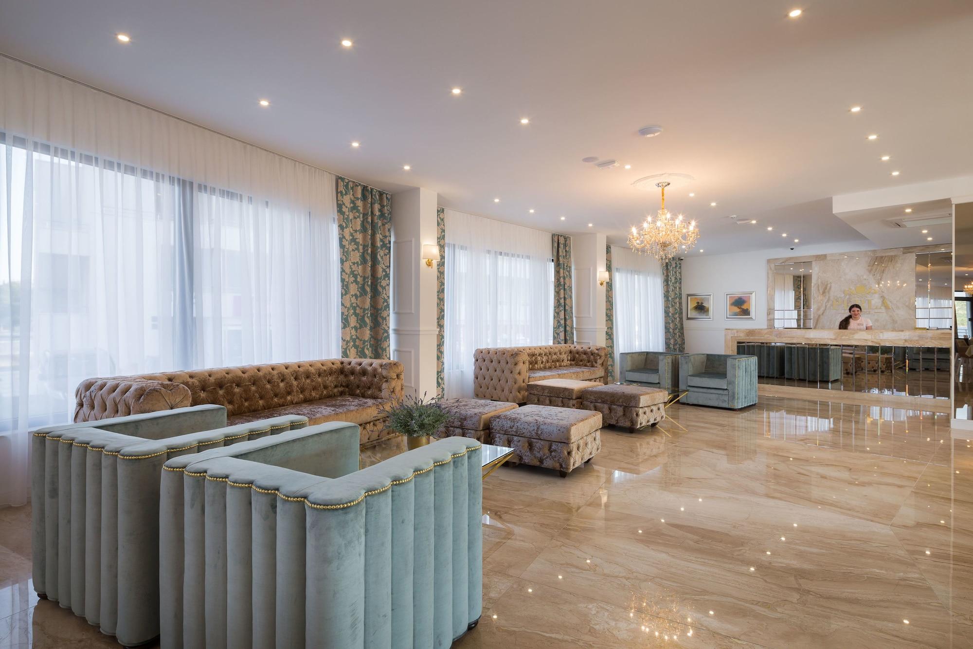 Vista Lobby Hotel Perla