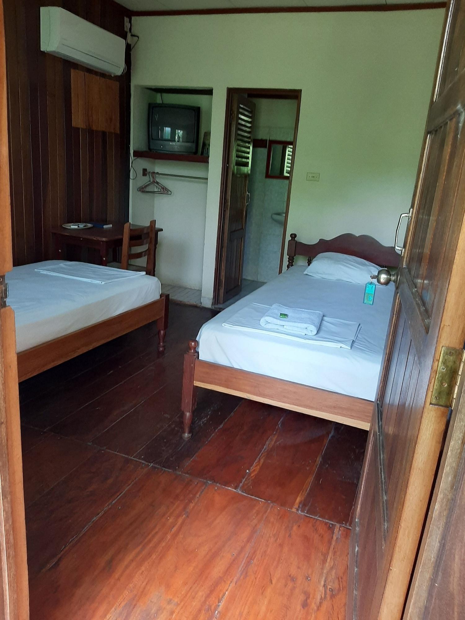 Varios Hotel Cabinas Leyko