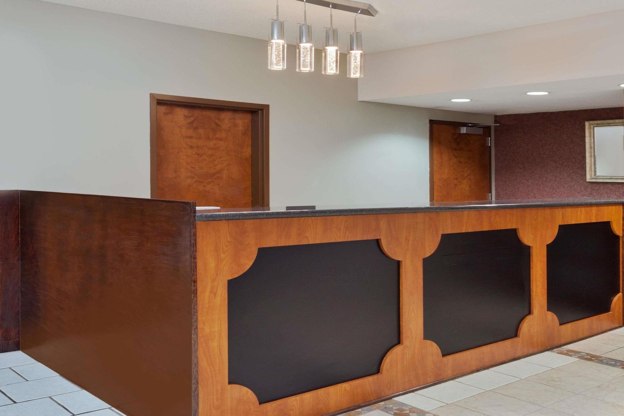 Vista Lobby Super 8 by Wyndham Ft. Oglethorpe GA/Chatt TN Area