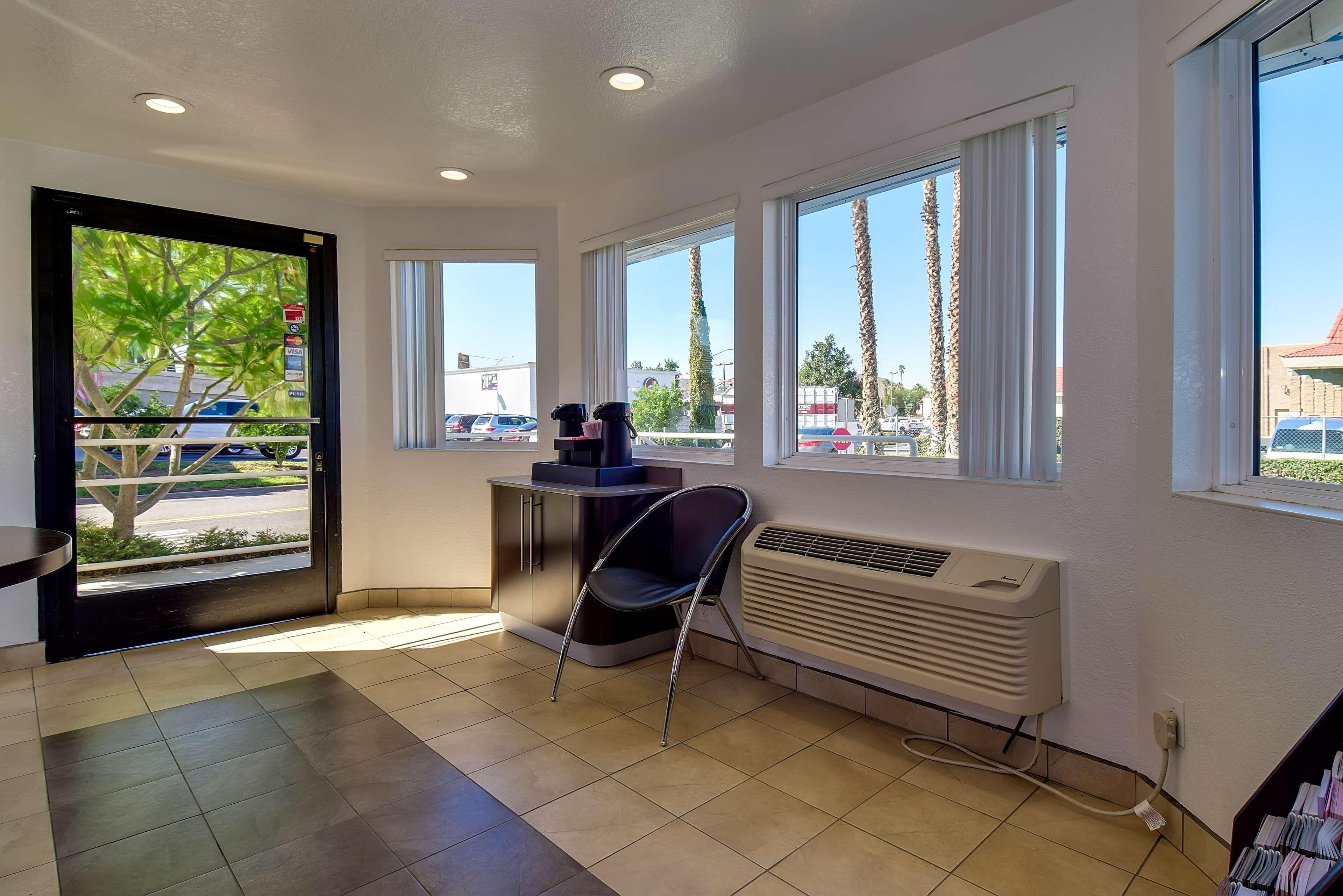 Vista Lobby Motel 6 Riverside, CA - South