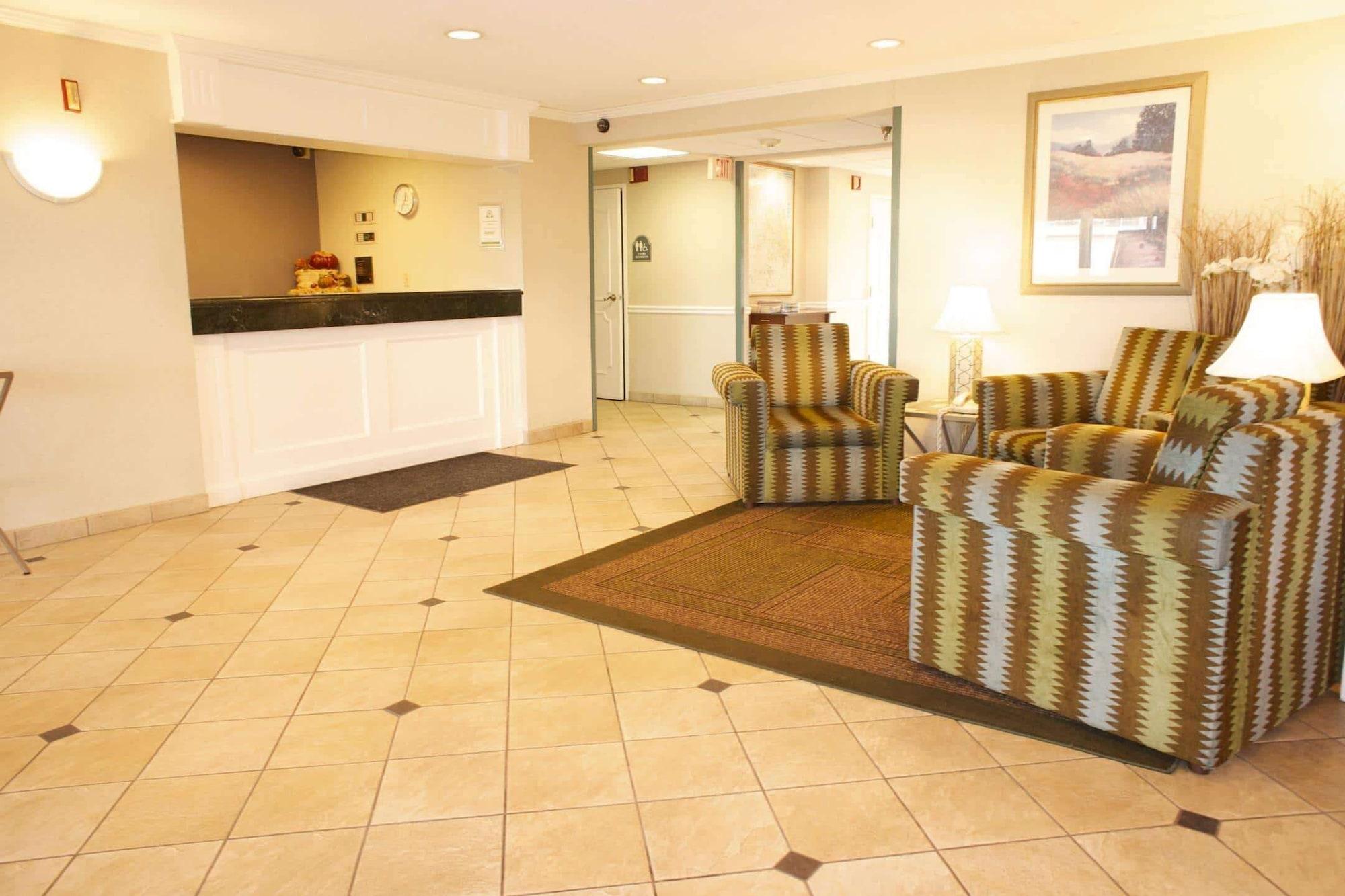 Vista Lobby La Quinta Inn & Suites by Wyndham Chicago Gurnee