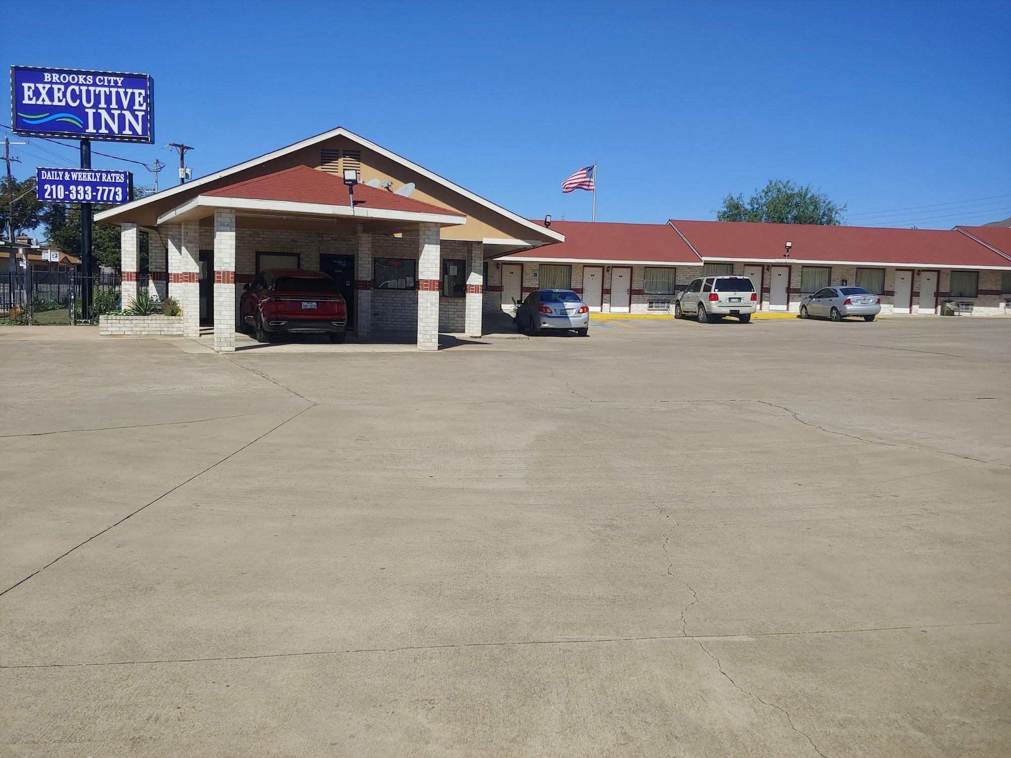 Varios Brooks City Executive Inn