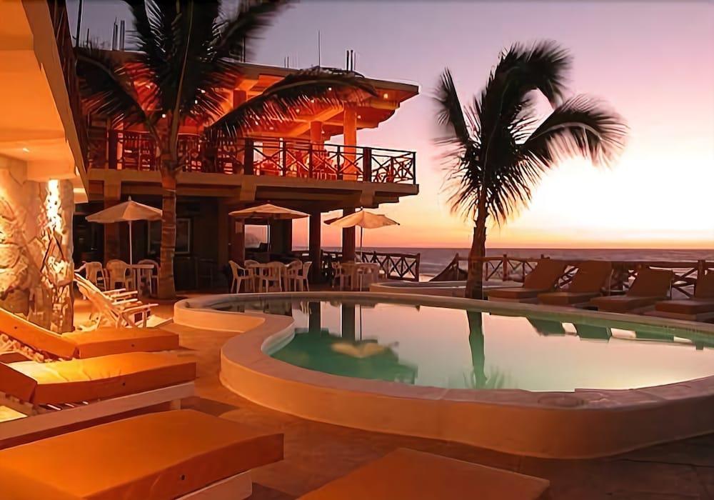 Vista Piscina Bungalows Playa Bonita