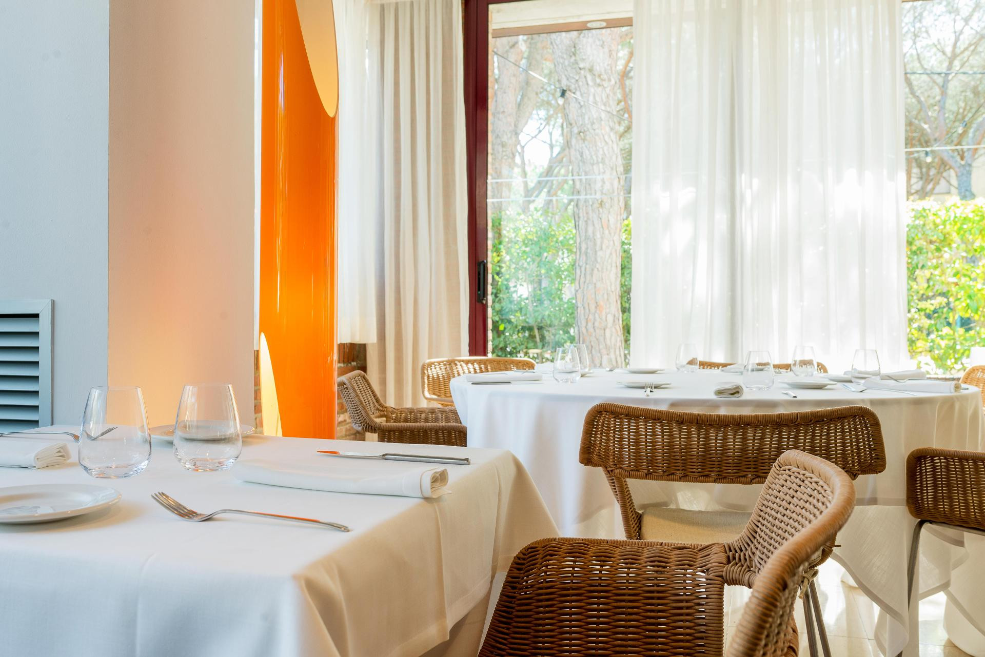 Restaurant Hotel NM Suites by Escampa Hotels