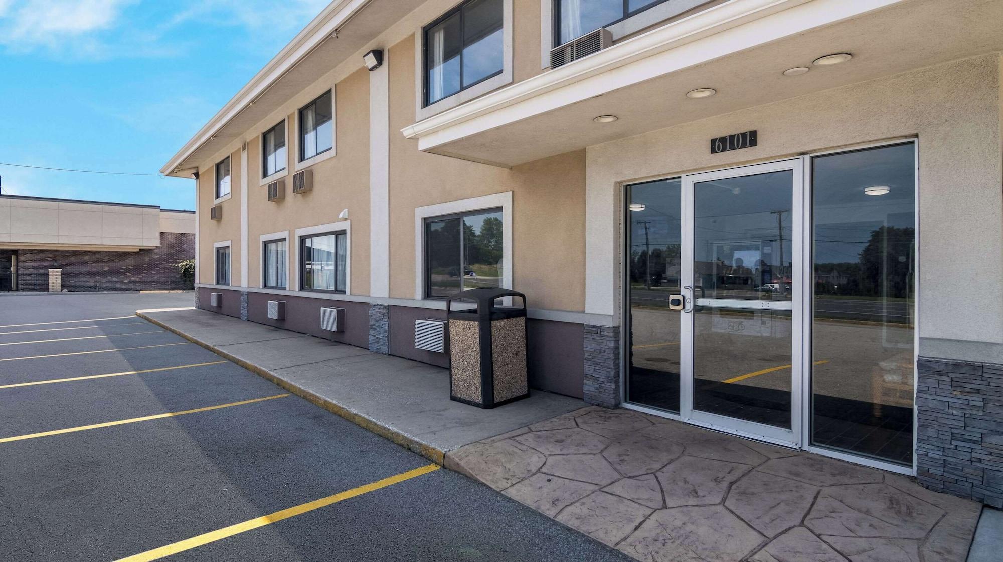 Vista Exterior Suburban Studios Portage