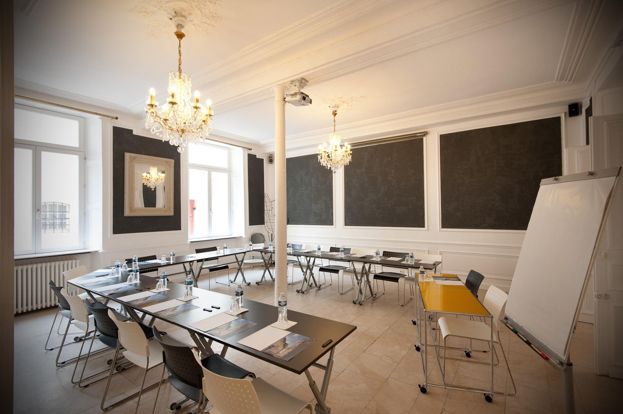 Sala de Reuniones Hôtel le Prieuré