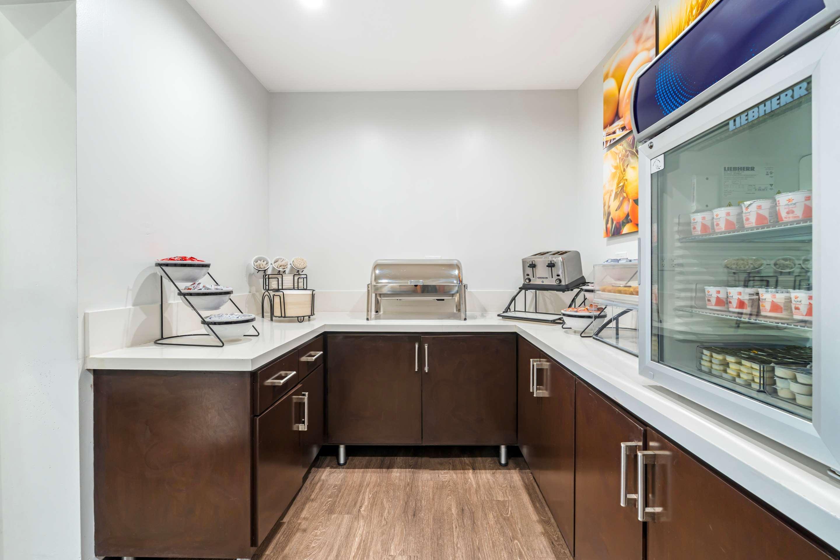 Restaurant Comfort Inn Cockatoo near LAX Airport