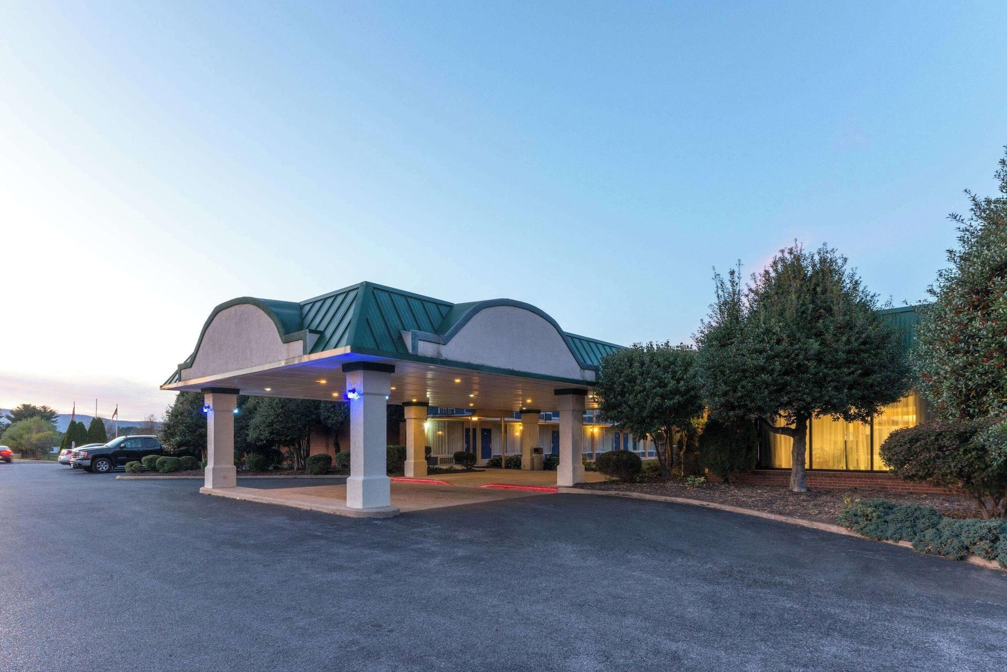 Vista Exterior Days Inn by Wyndham Luray Shenandoah