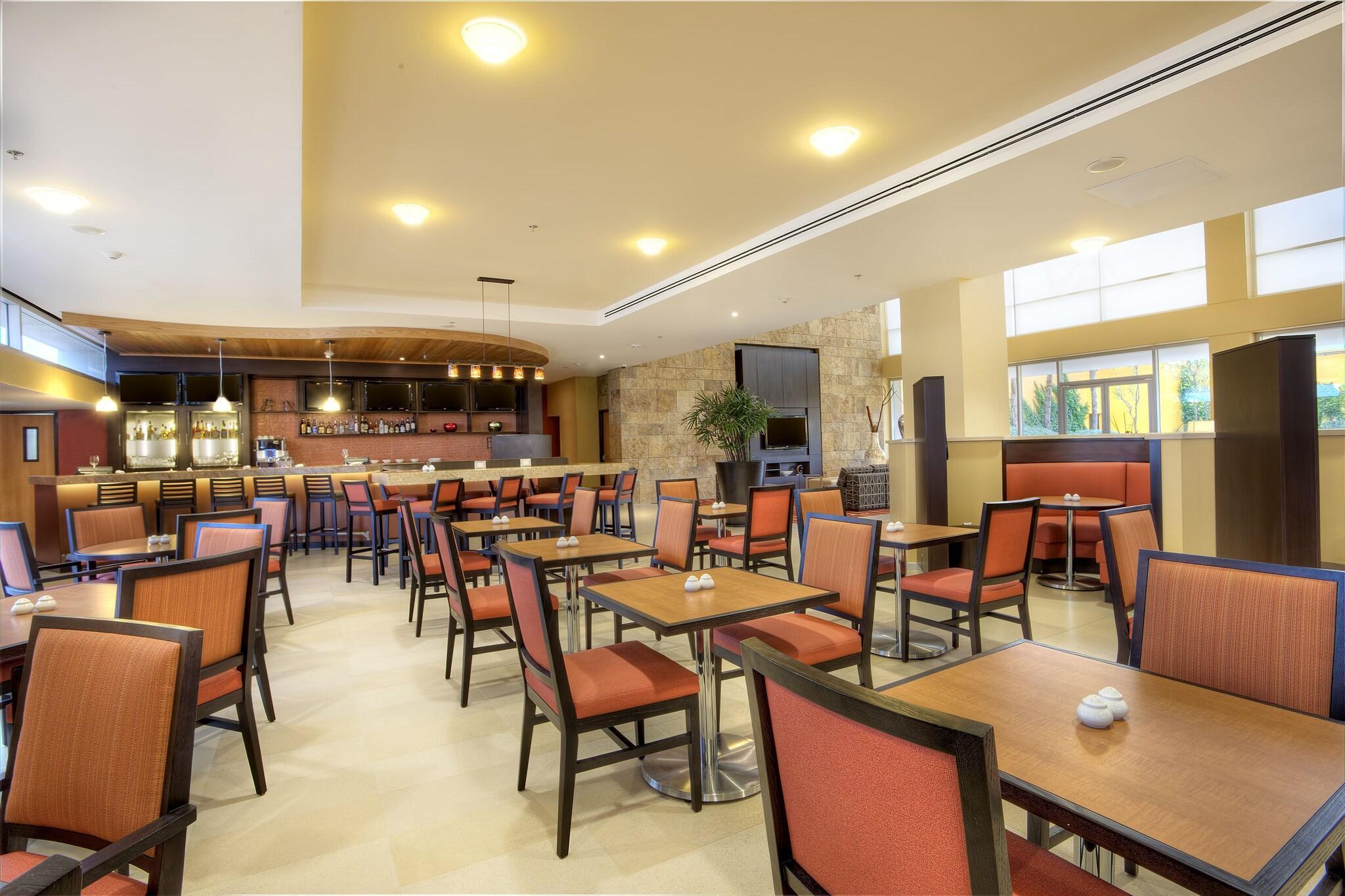 Restaurant Courtyard by Marriott Leon at the Poliforum