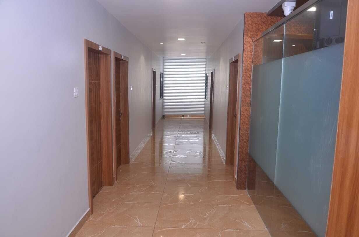 Varios Hotel Radhe Inn