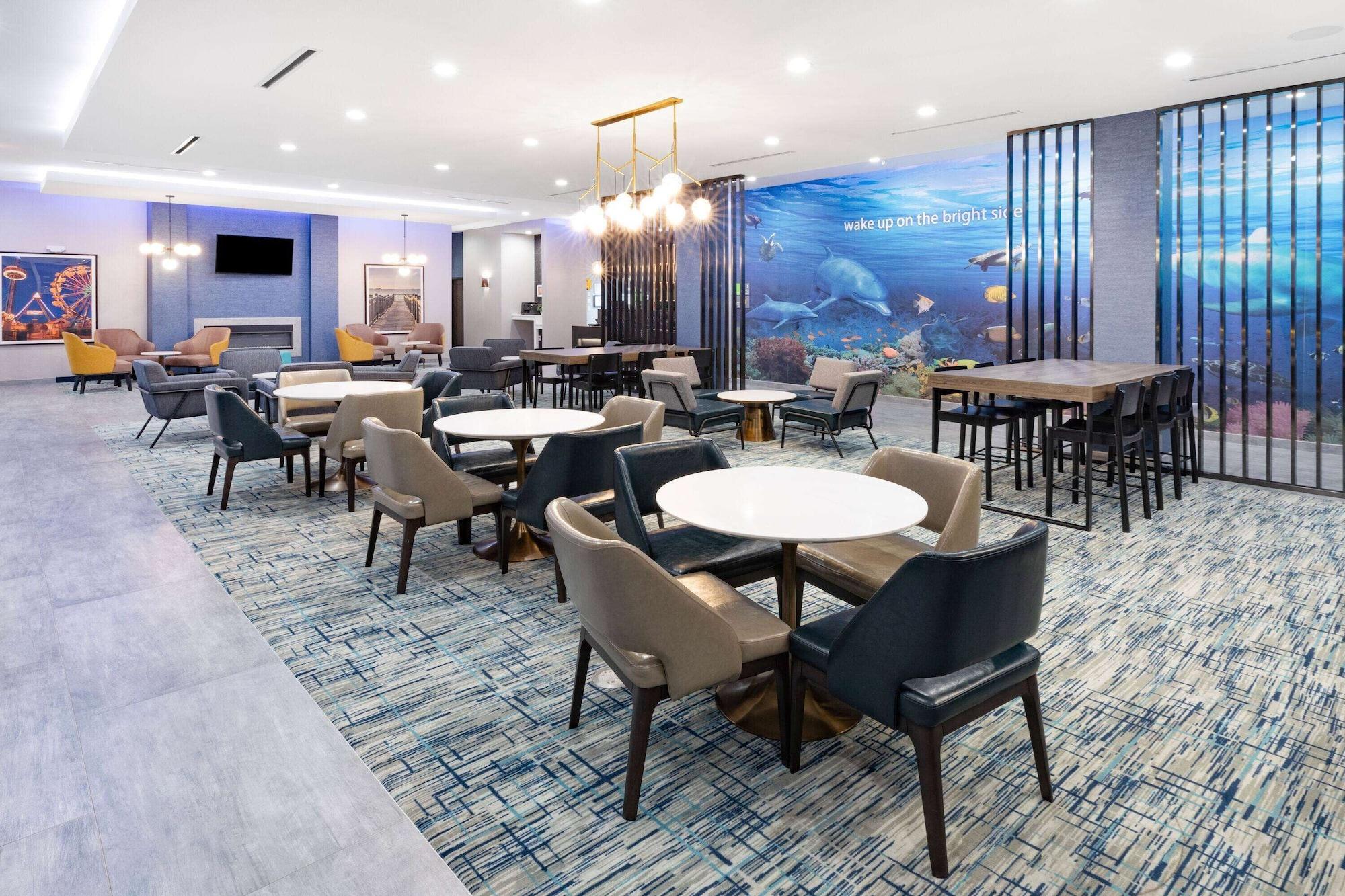 Restaurant La Quinta Inn & Suites by Wyndham Galveston North at I-45