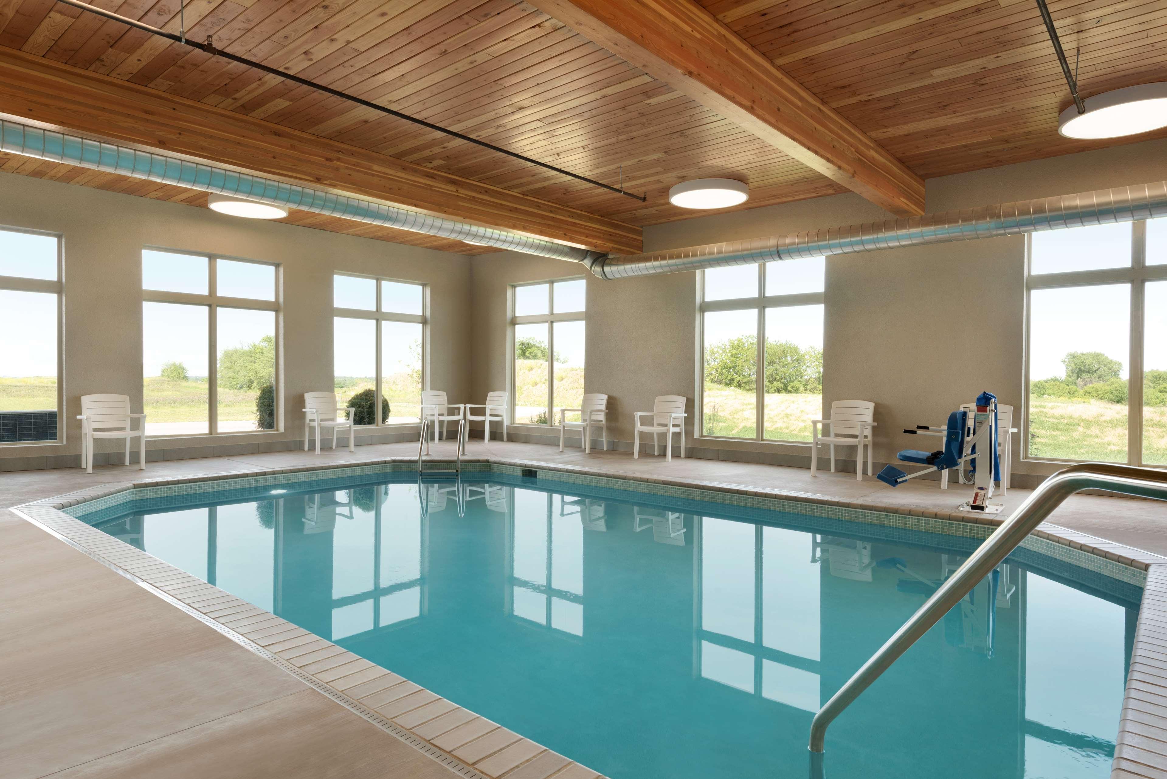 Vista Piscina Country Inn & Suites by Radisson Indianola IA